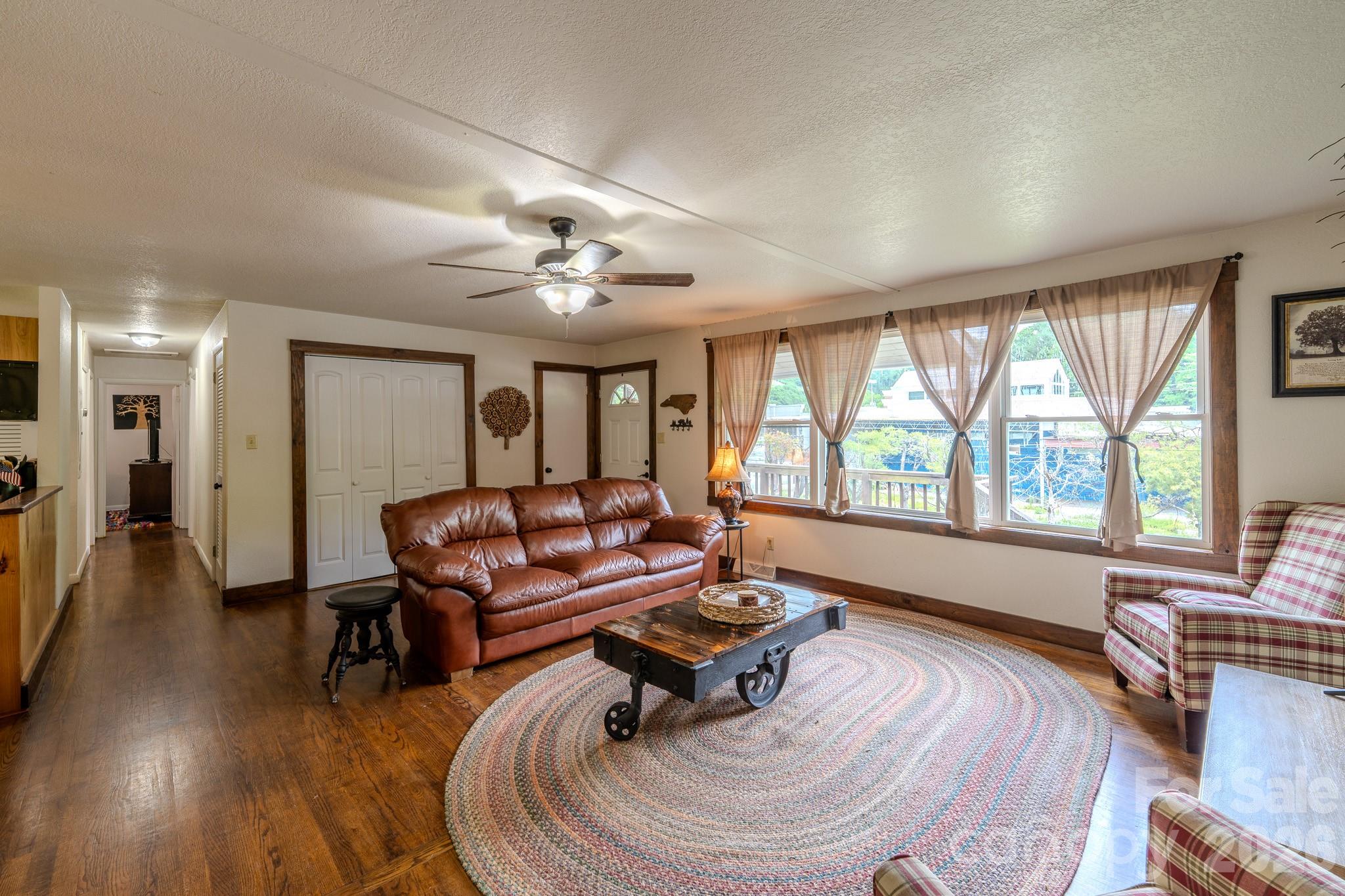 84 English Road — Spruce Pine
