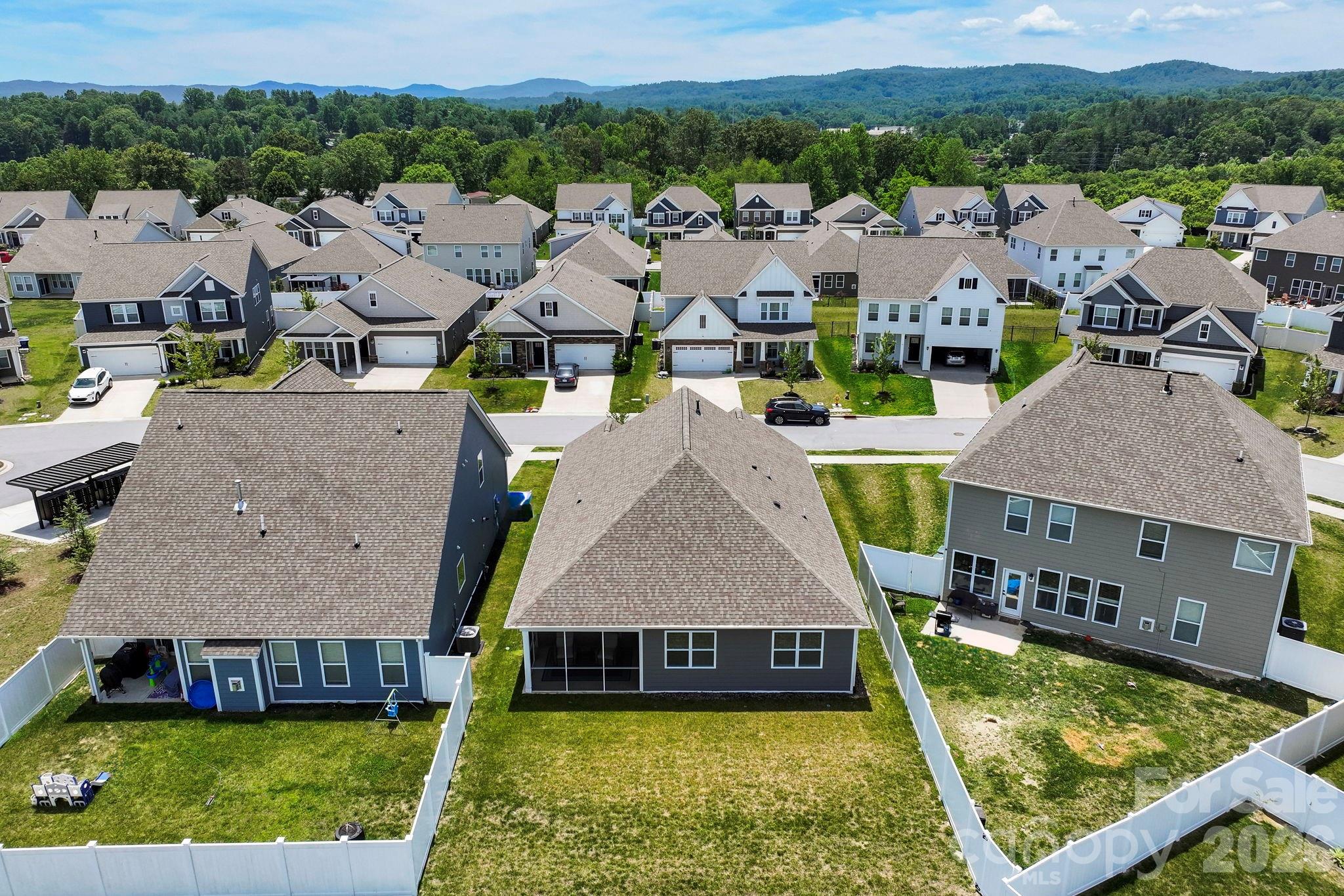 48 Thornberry Road — Hendersonville