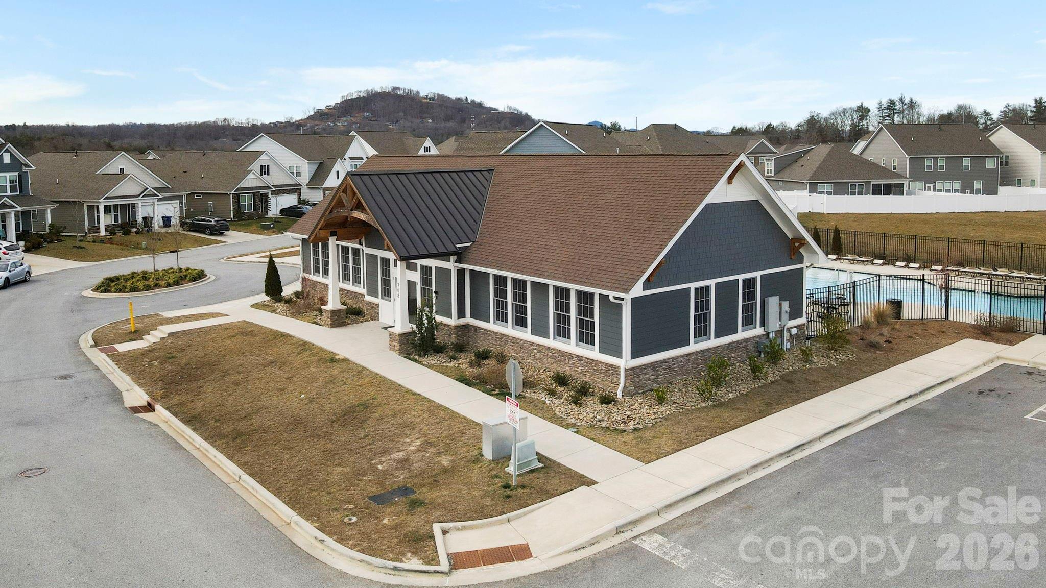 48 Thornberry Road — Hendersonville
