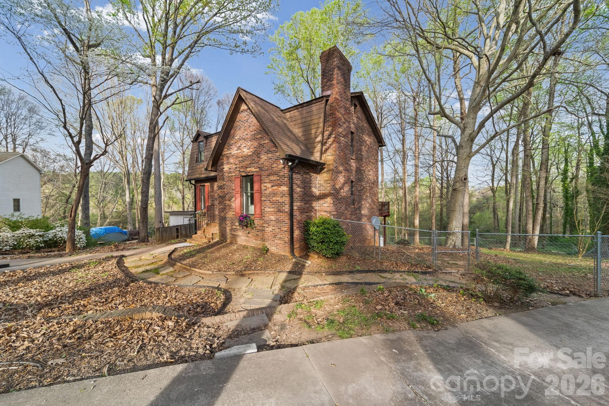 200 Maple Court — Lexington