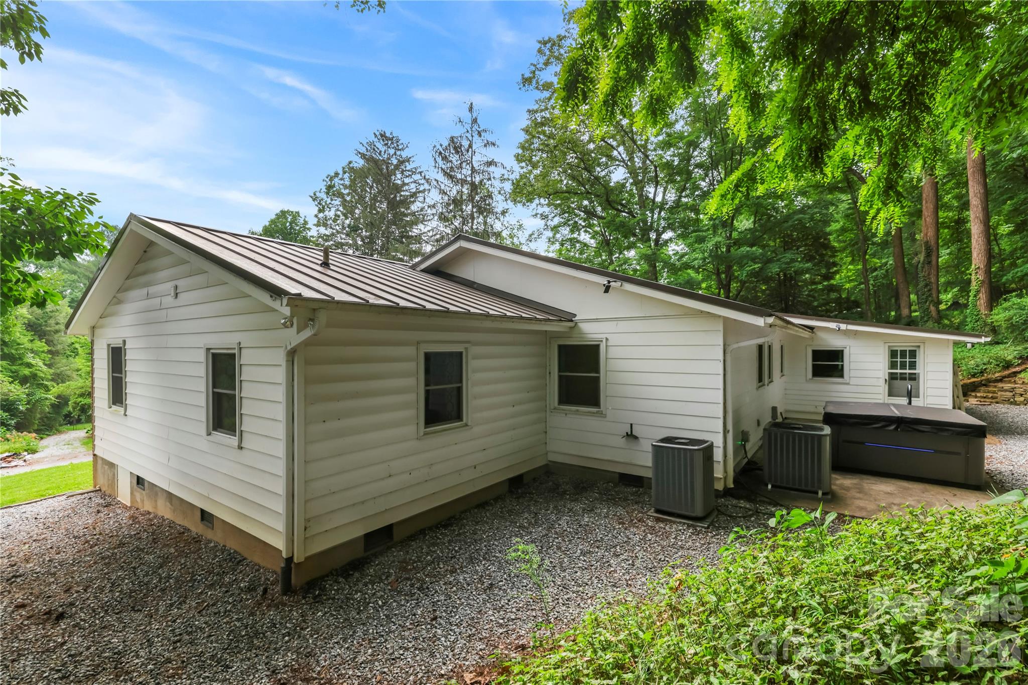 421 Comet Drive — Hendersonville