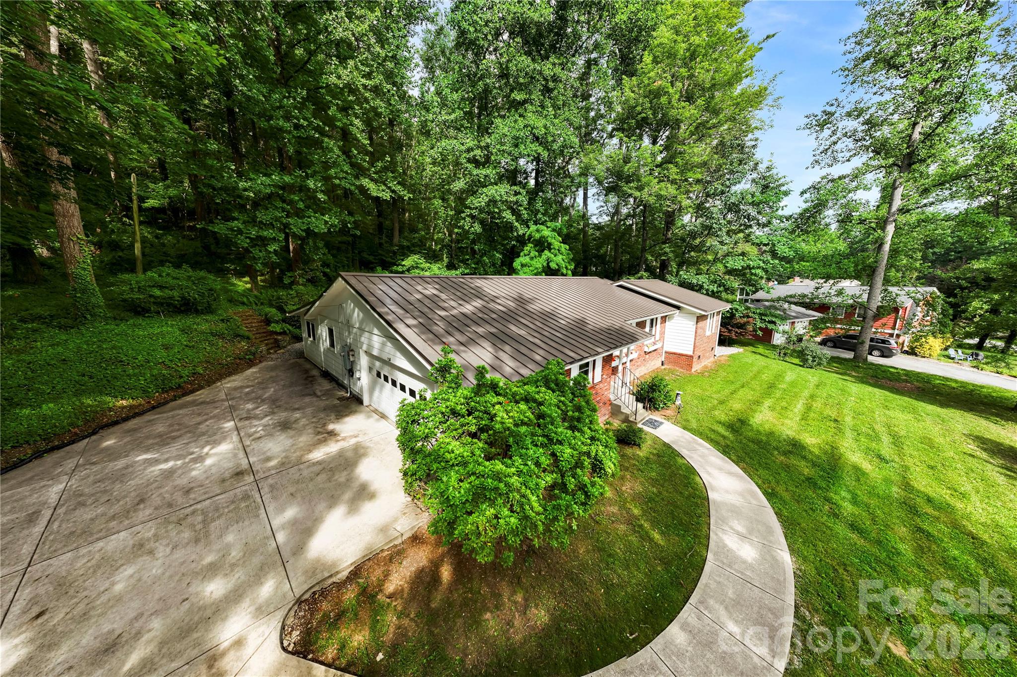 421 Comet Drive — Hendersonville