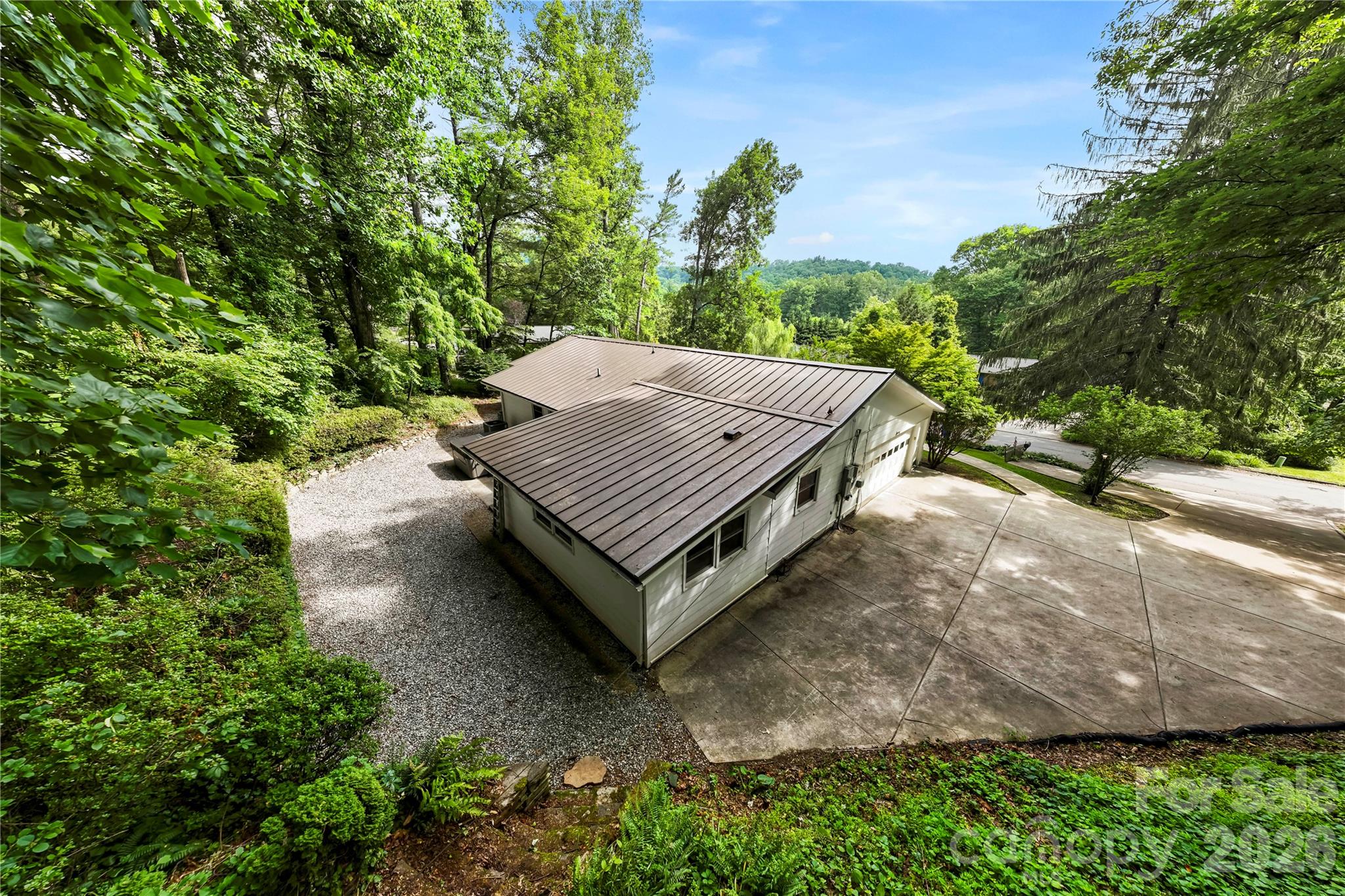 421 Comet Drive — Hendersonville