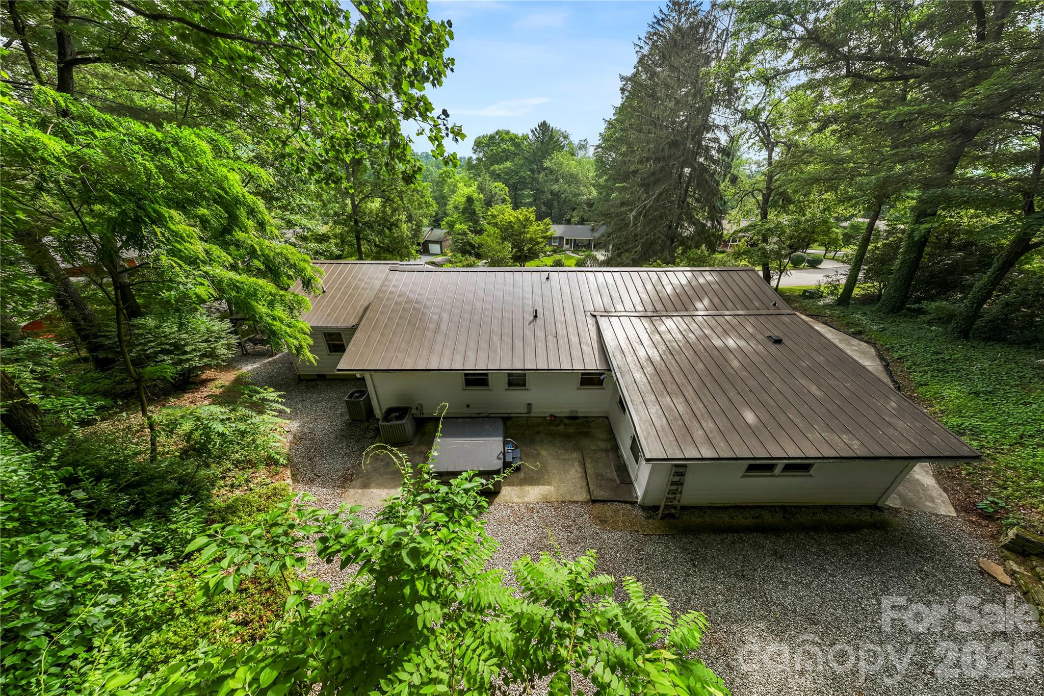 421 Comet Drive — Hendersonville