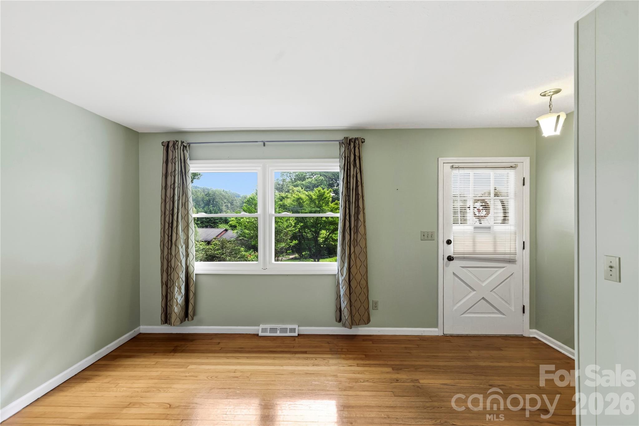 421 Comet Drive — Hendersonville