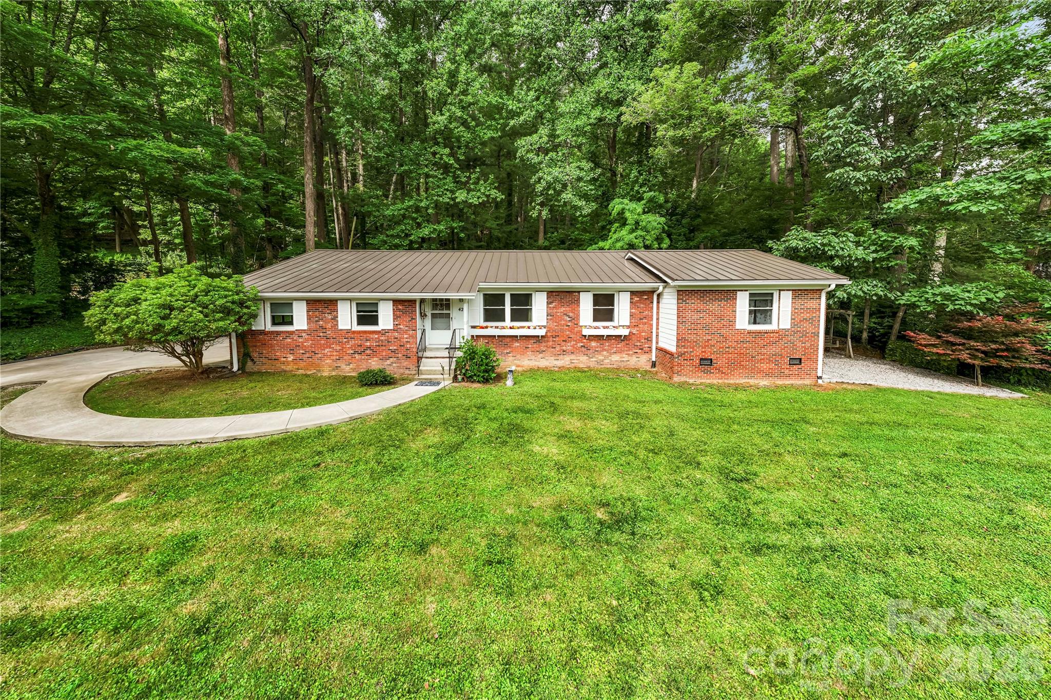 421 Comet Drive — Hendersonville