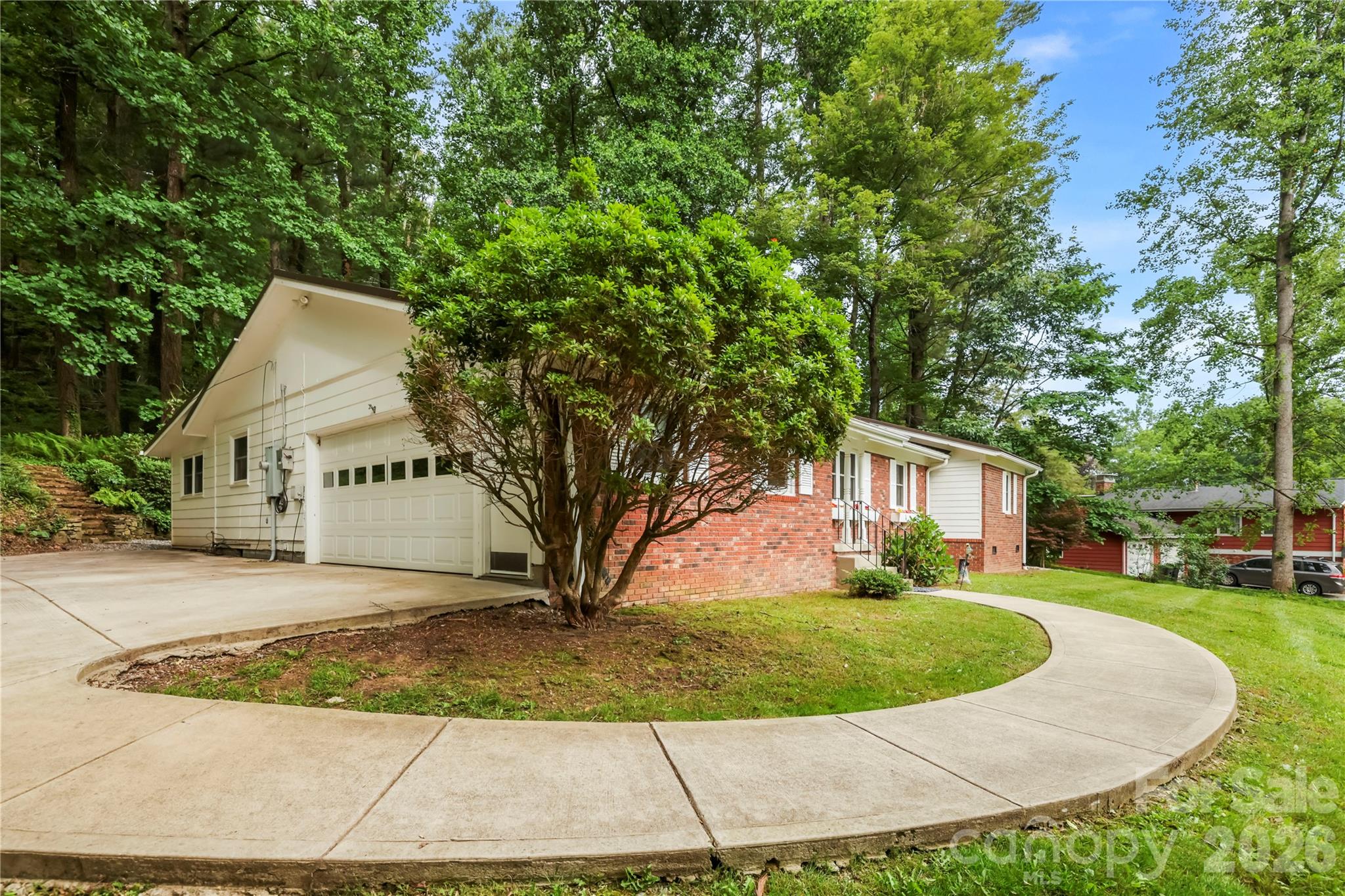 421 Comet Drive — Hendersonville
