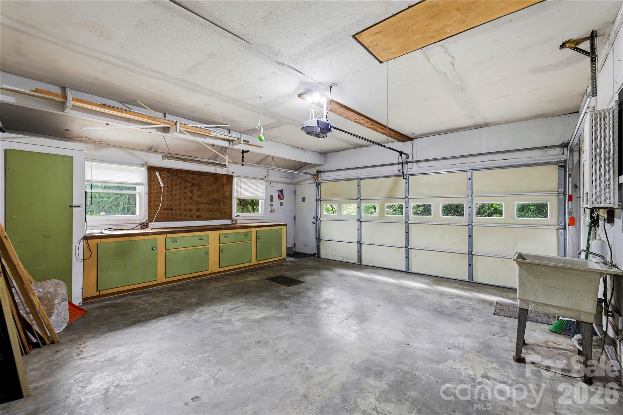421 Comet Drive — Hendersonville