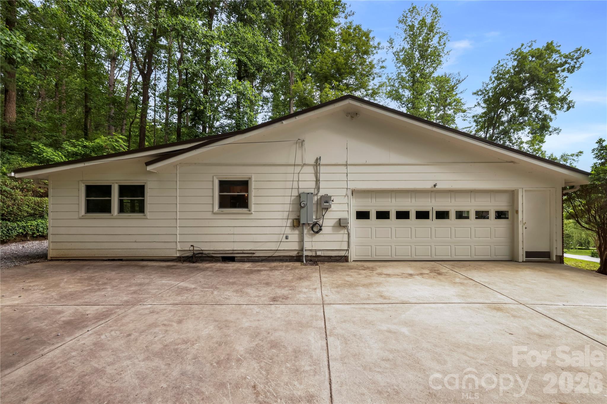 421 Comet Drive — Hendersonville