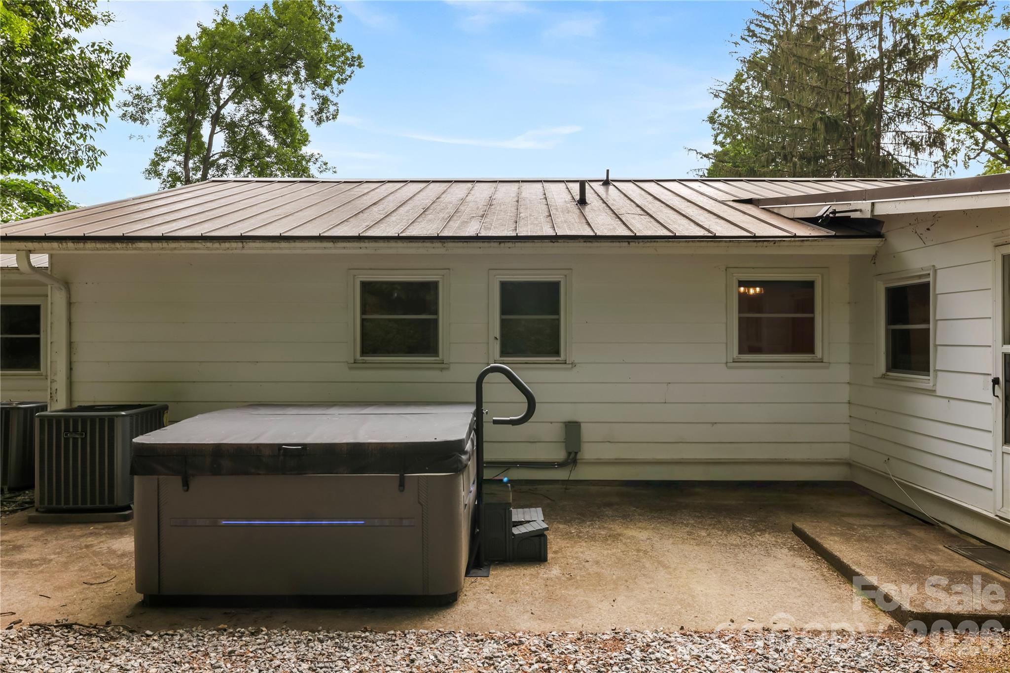 421 Comet Drive — Hendersonville