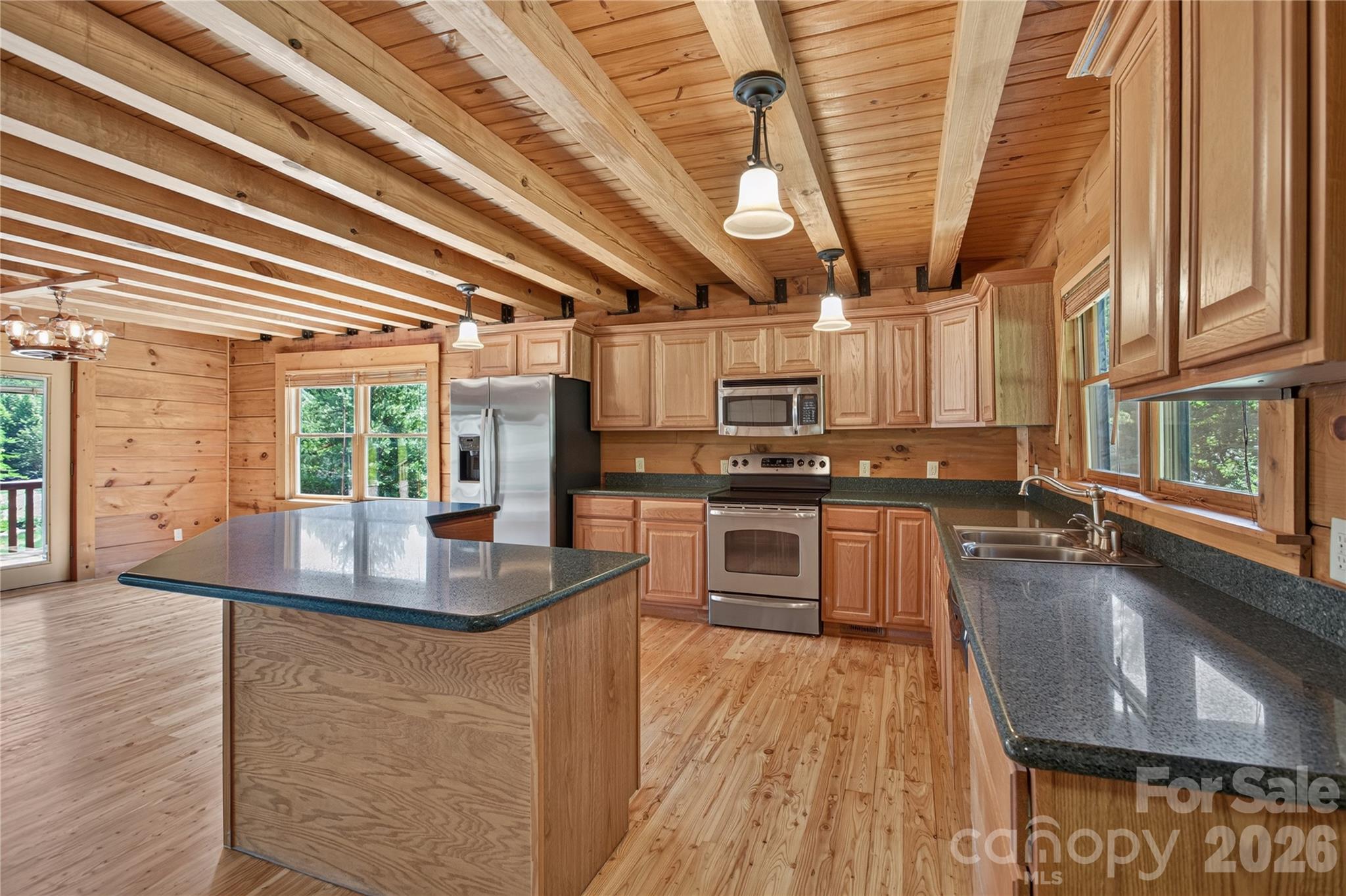335 Whites Lake Boulevard — Saluda