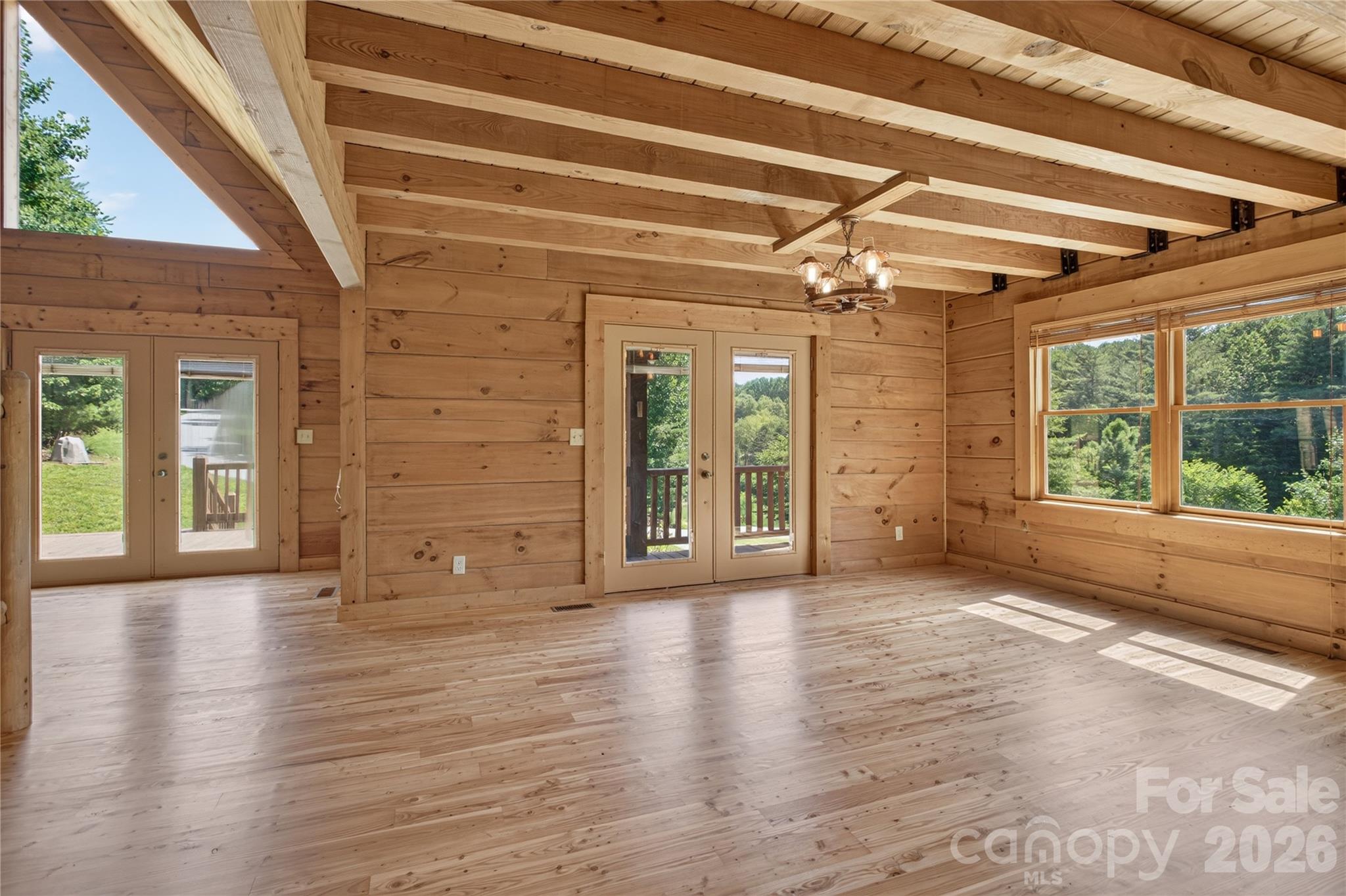 335 Whites Lake Boulevard — Saluda