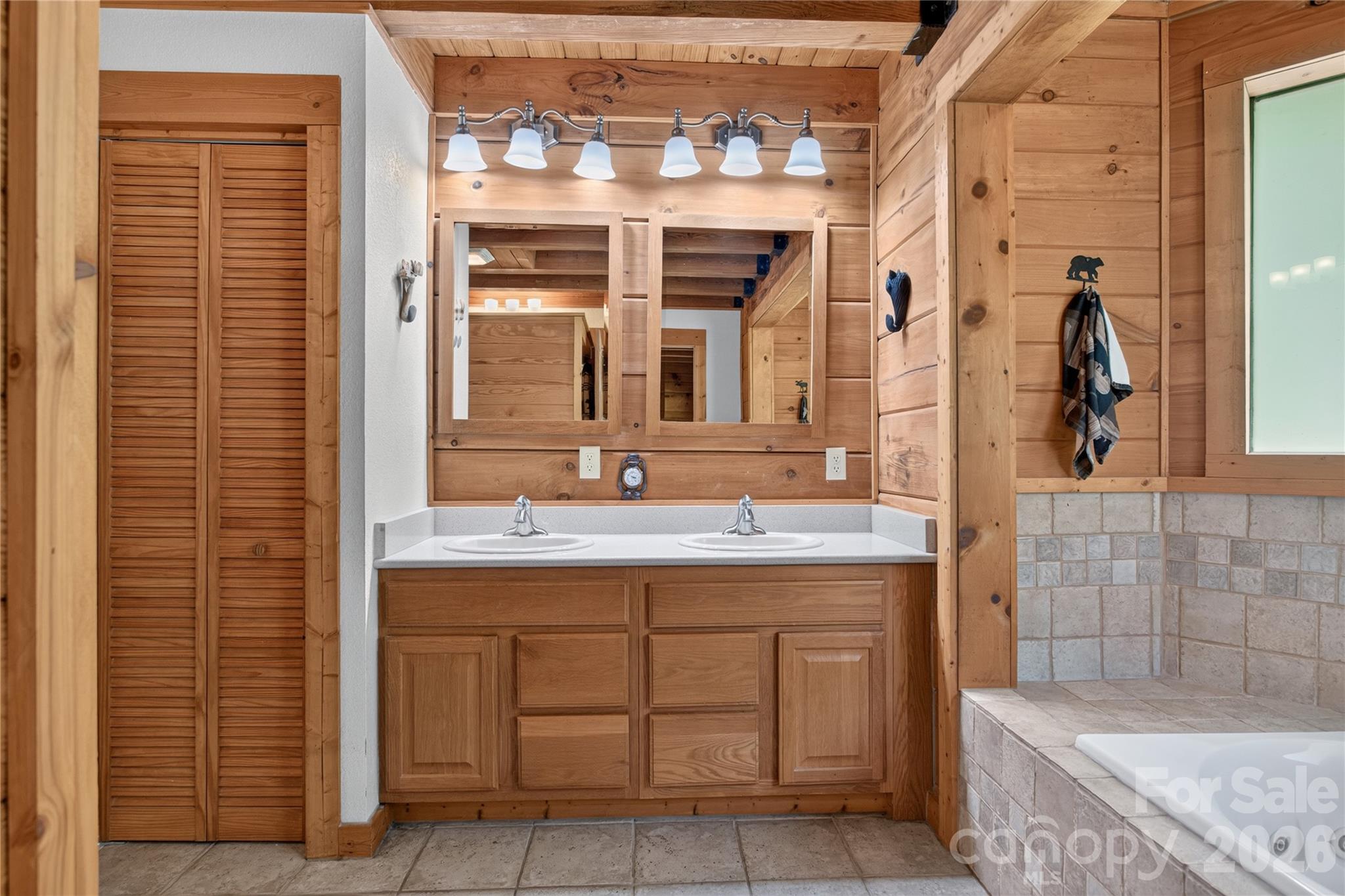 335 Whites Lake Boulevard — Saluda