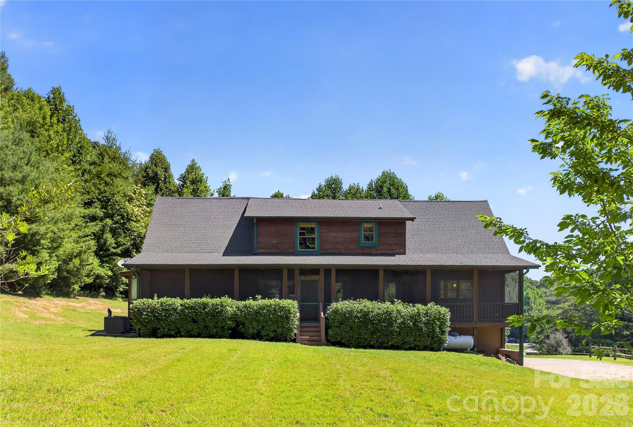 335 Whites Lake Boulevard — Saluda