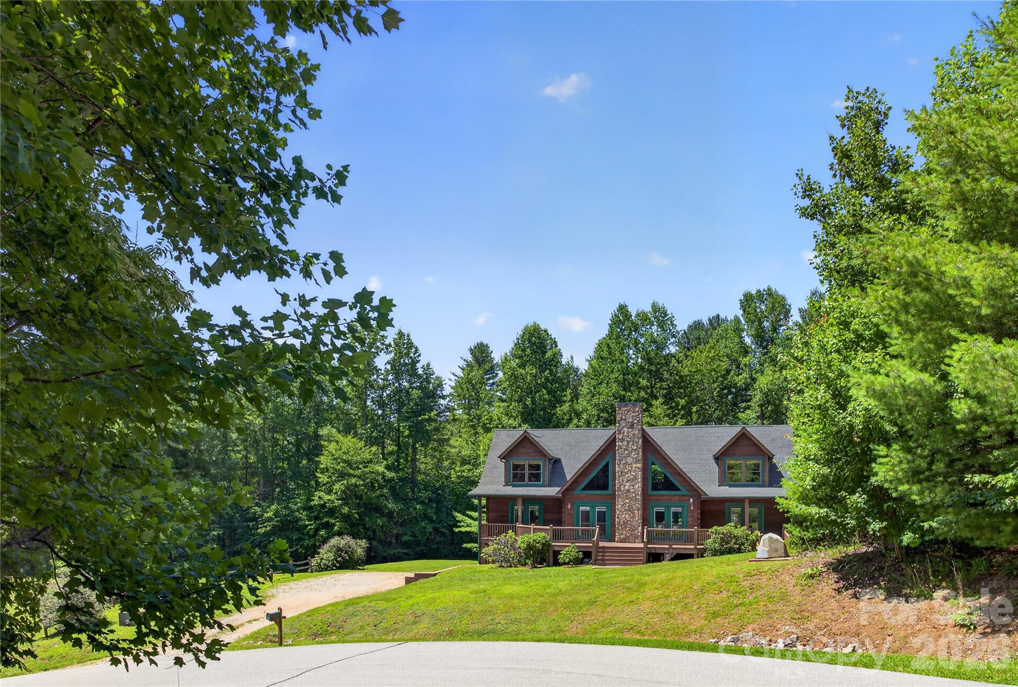 335 Whites Lake Boulevard — Saluda