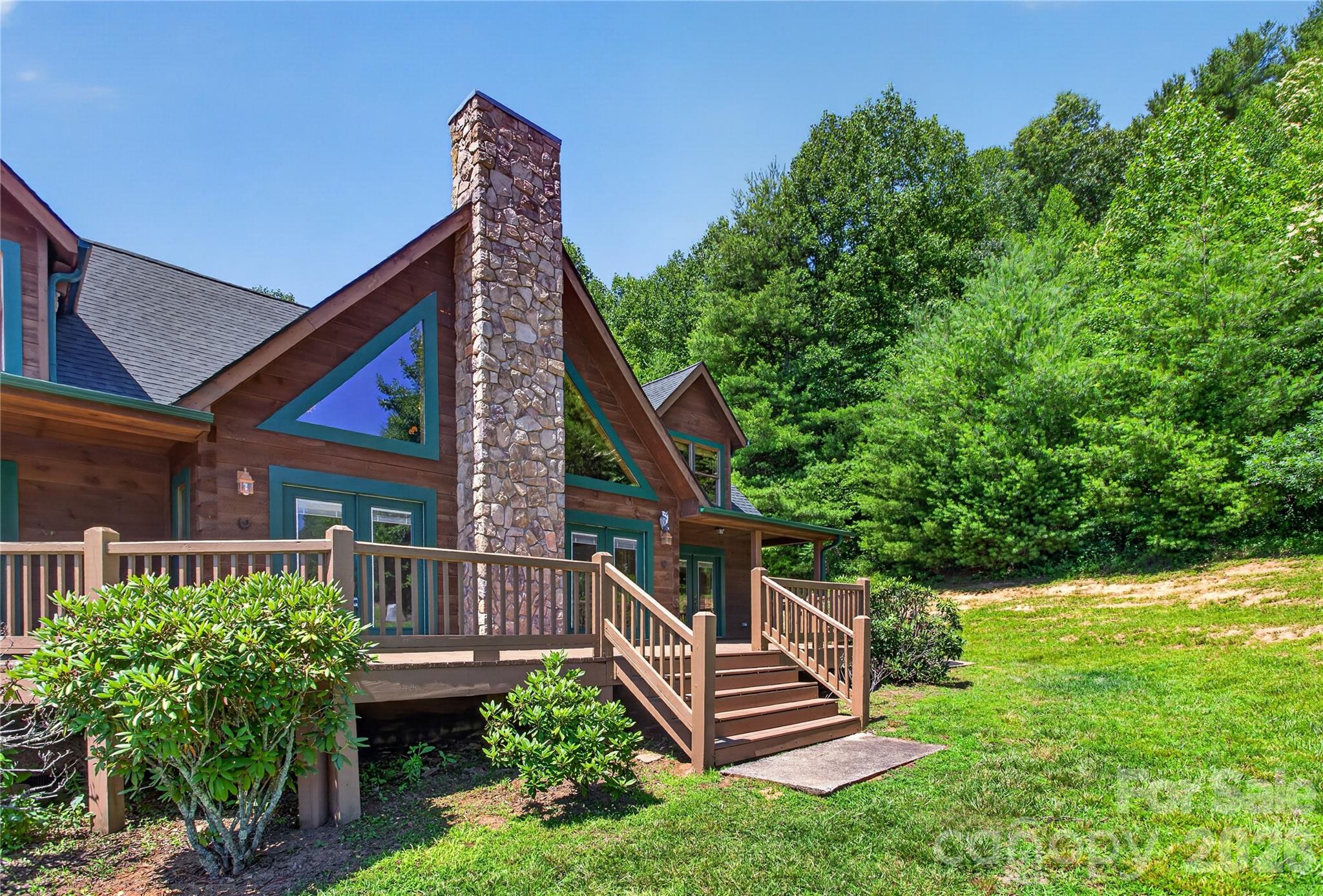 335 Whites Lake Boulevard — Saluda