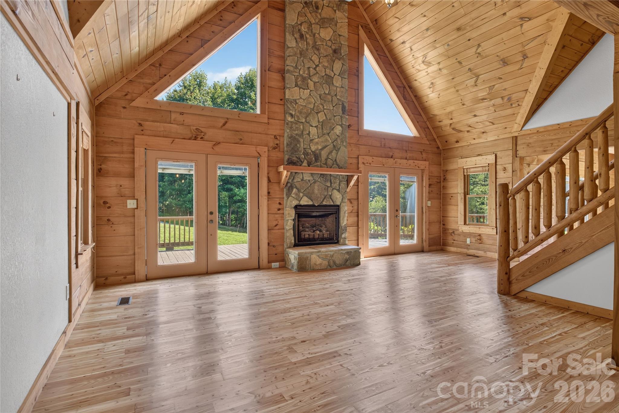 335 Whites Lake Boulevard — Saluda