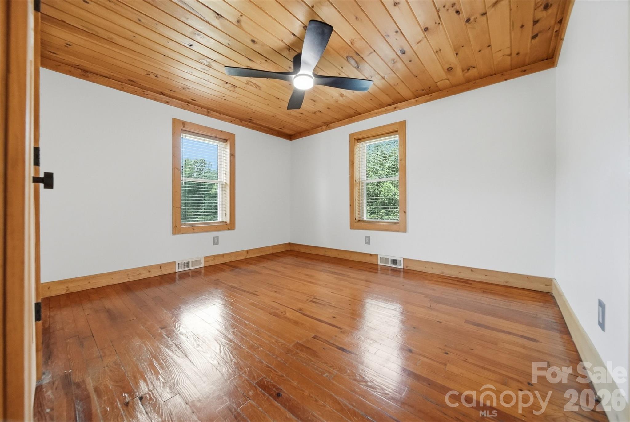 418 Arlington Circle NW — Lenoir