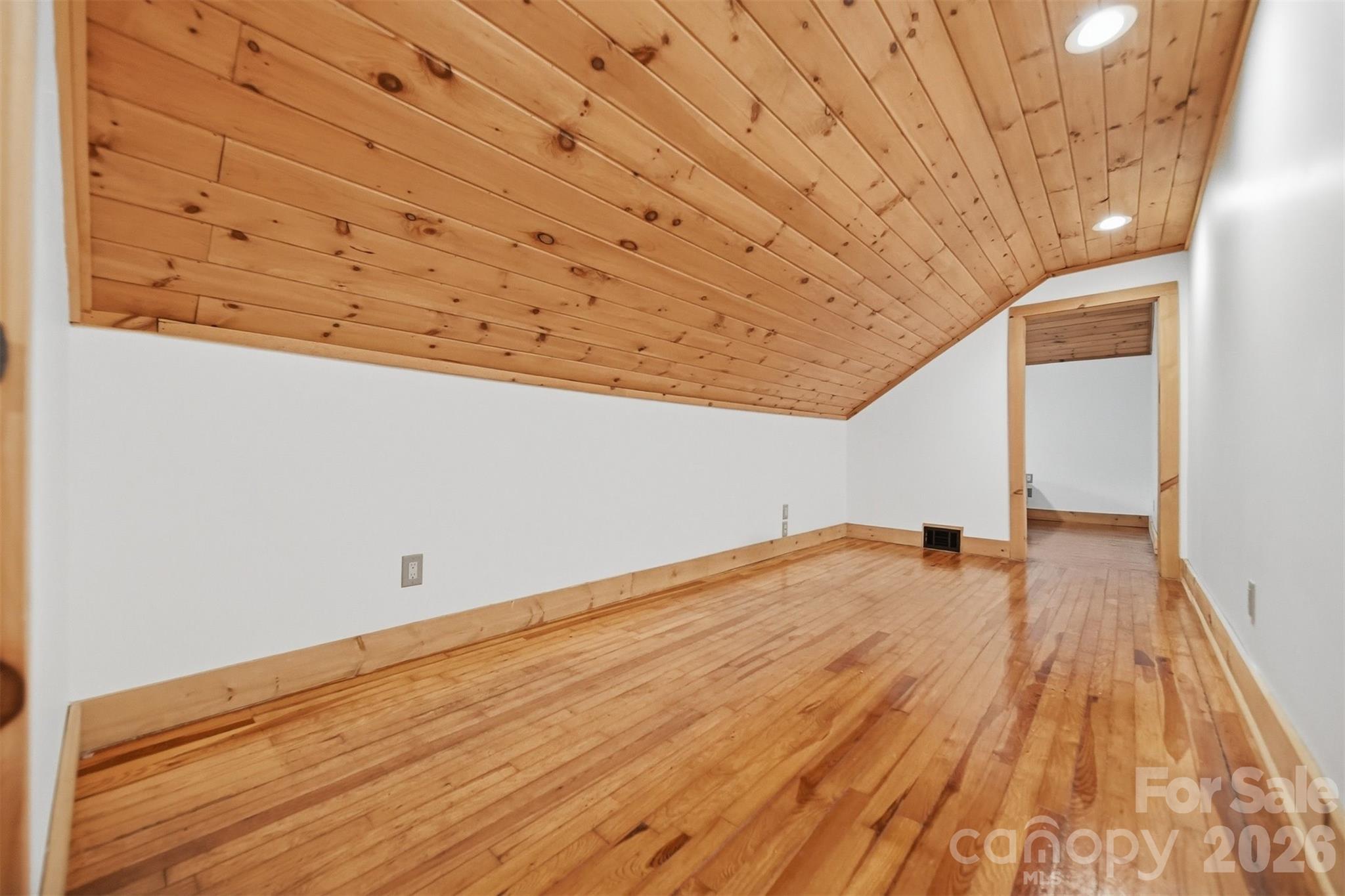 418 Arlington Circle NW — Lenoir