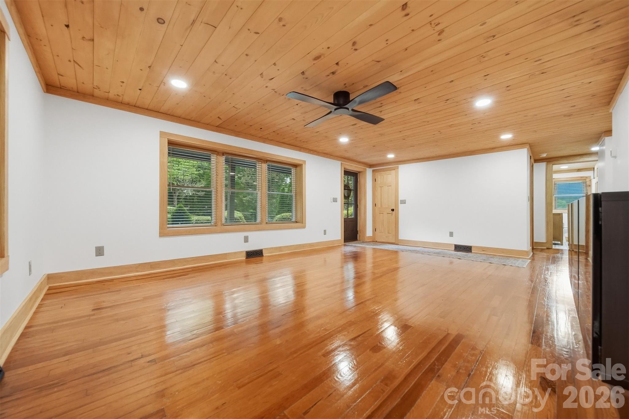 418 Arlington Circle NW — Lenoir