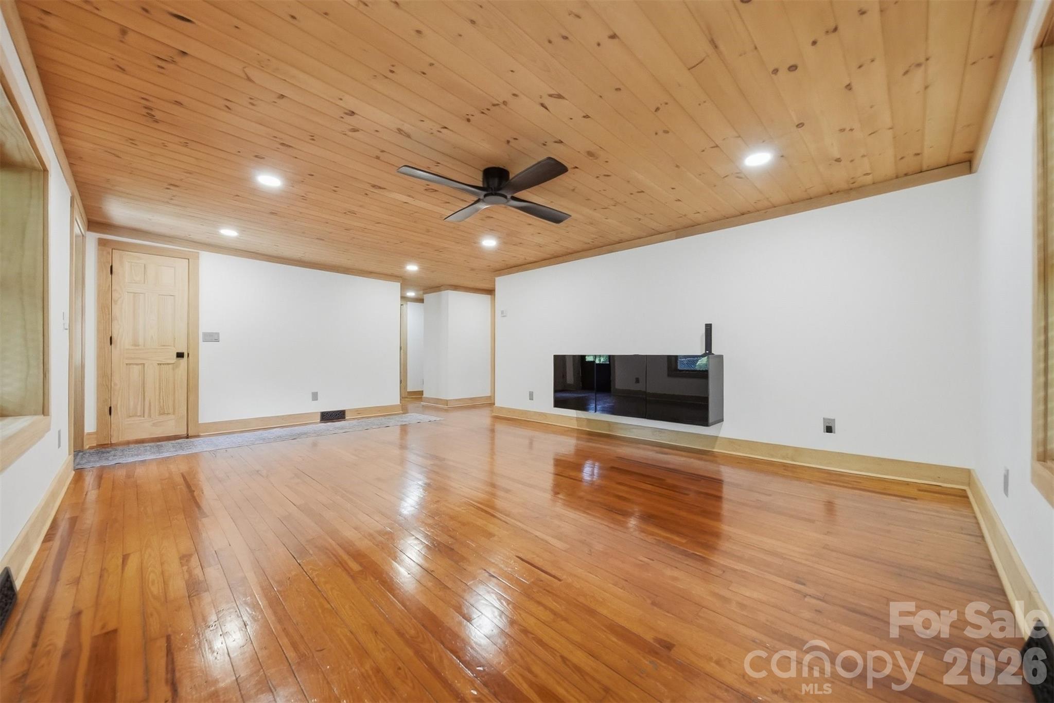 418 Arlington Circle NW — Lenoir