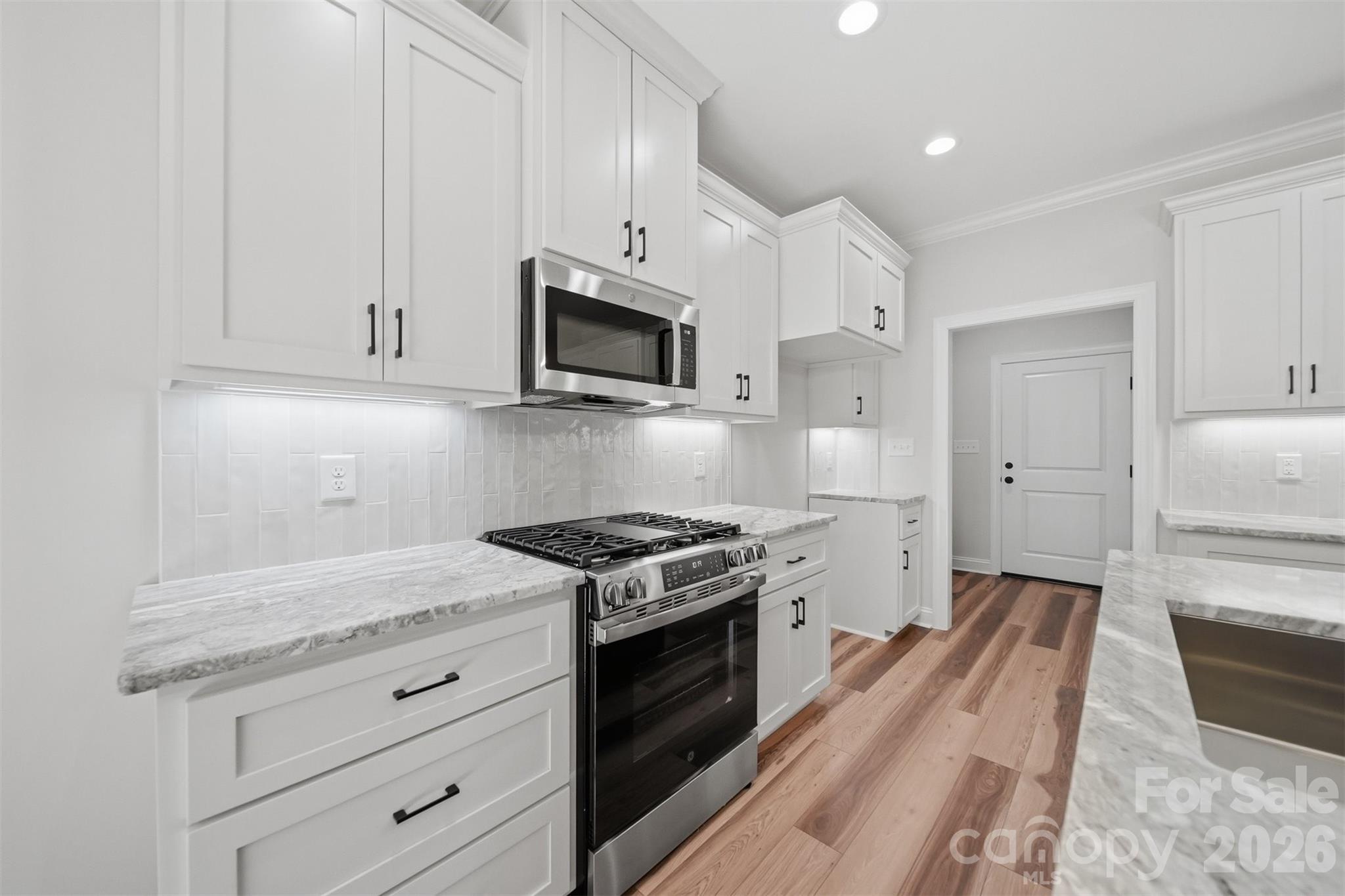 1917 Skyfall Lane — Hickory