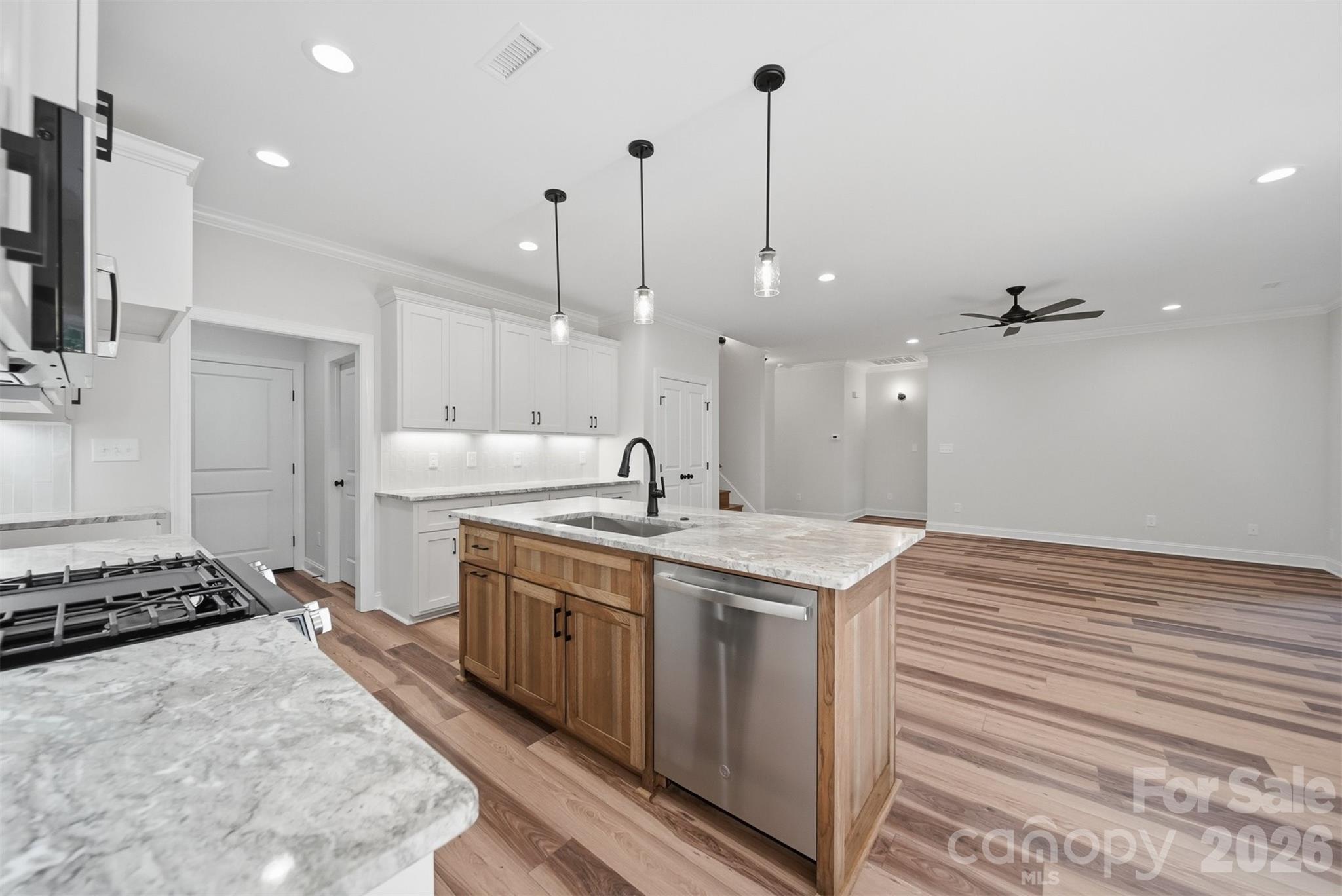 1917 Skyfall Lane — Hickory