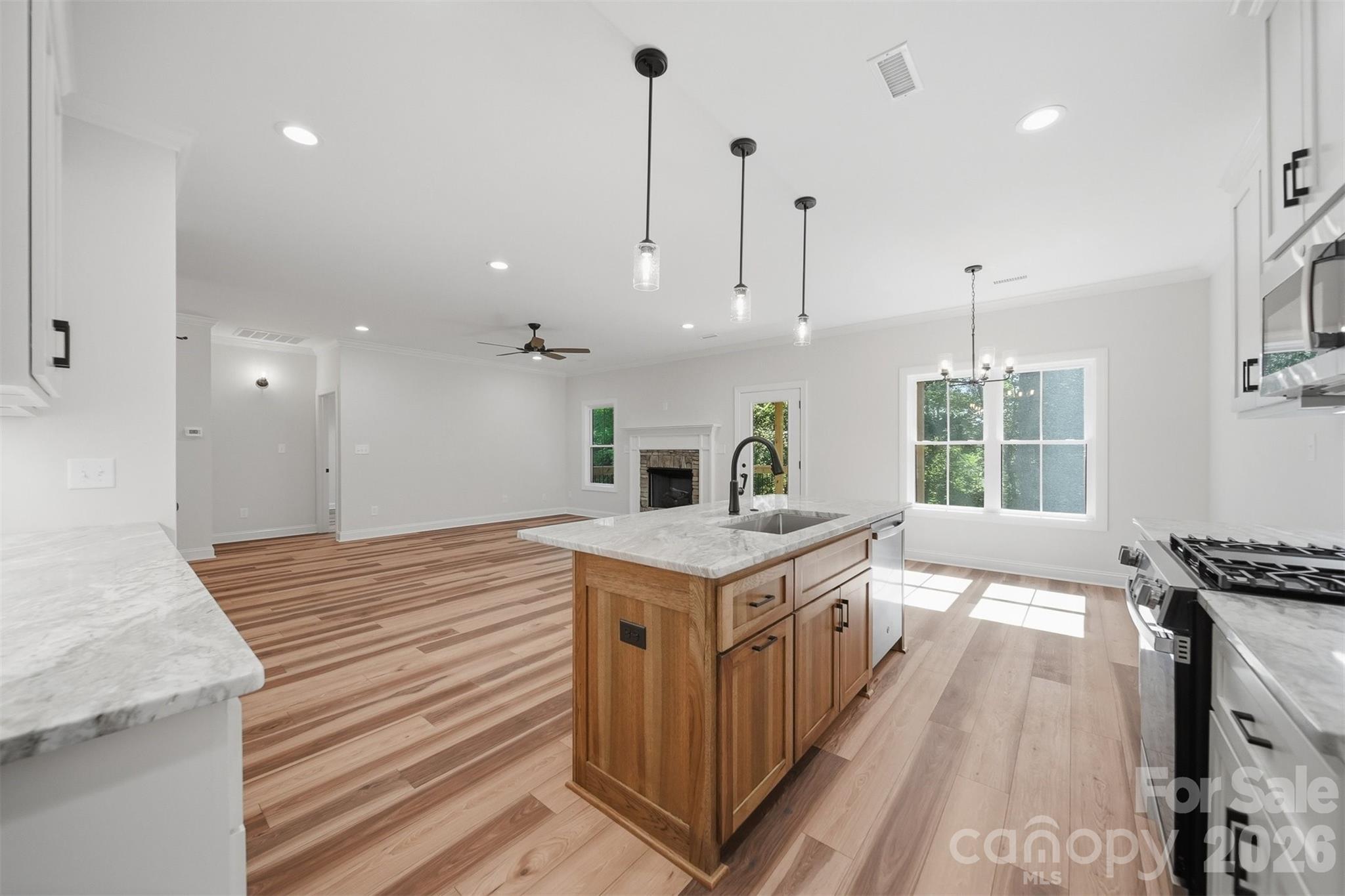 1917 Skyfall Lane — Hickory