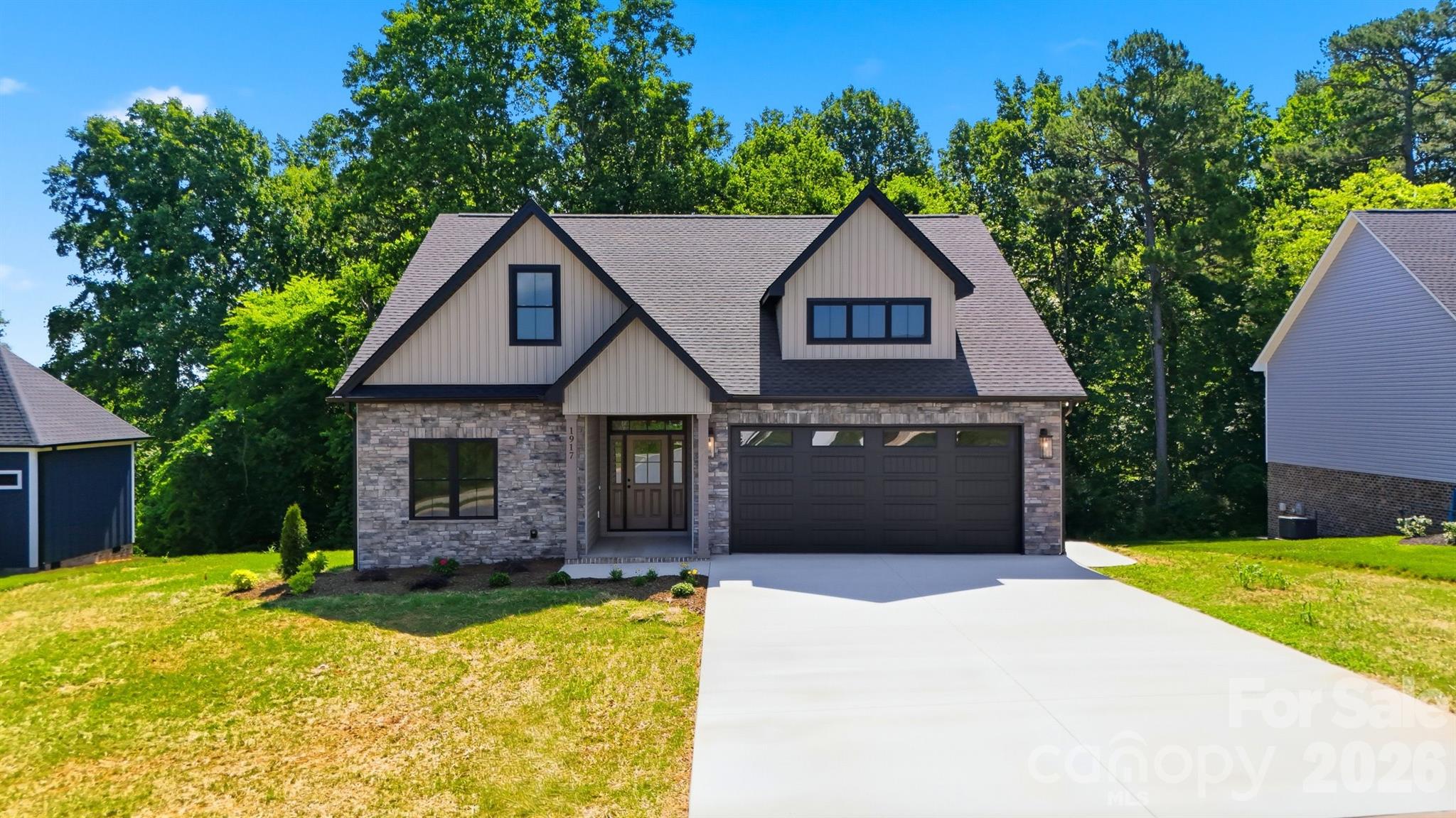 1917 Skyfall Lane — Hickory