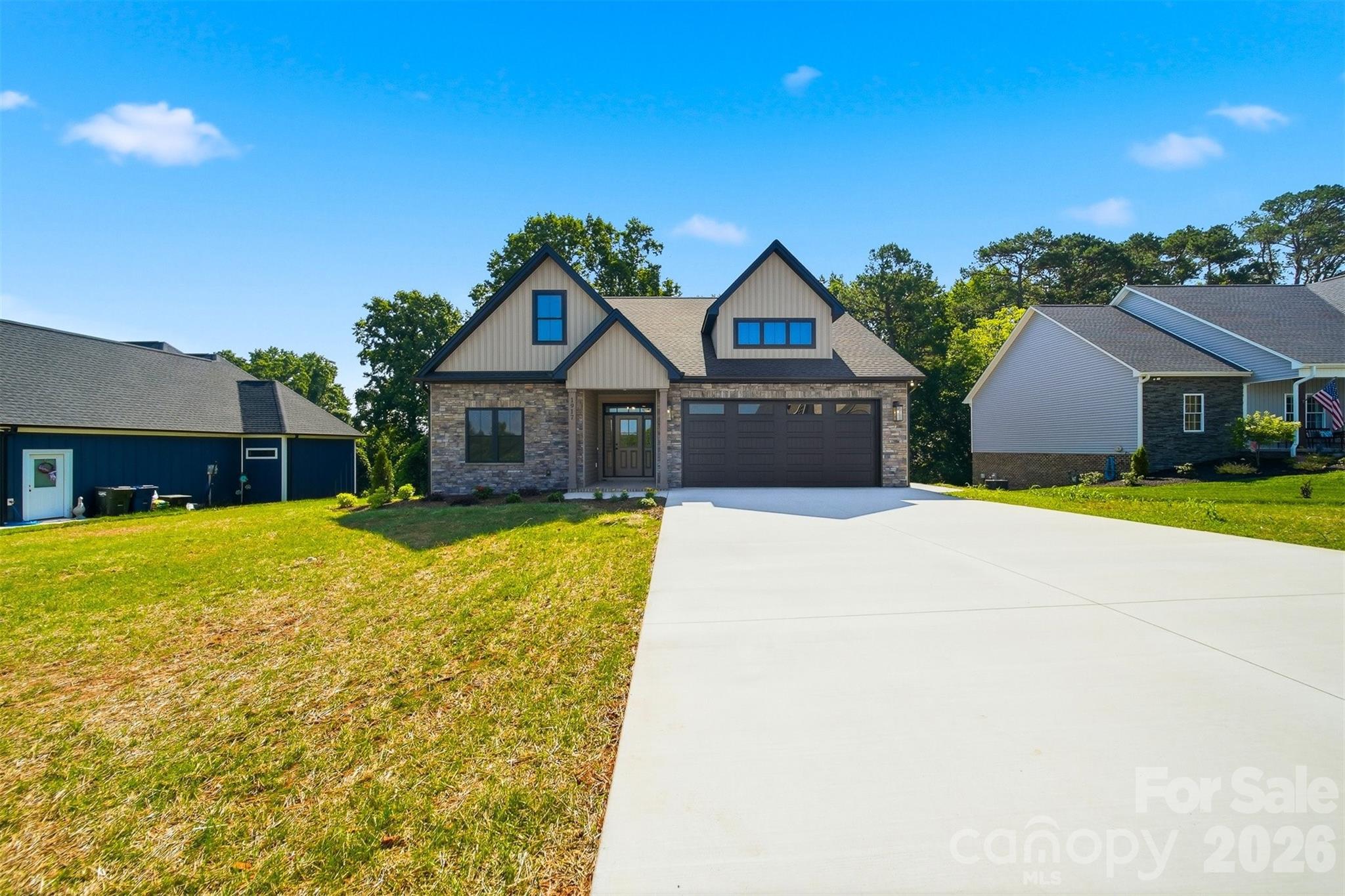 1917 Skyfall Lane — Hickory