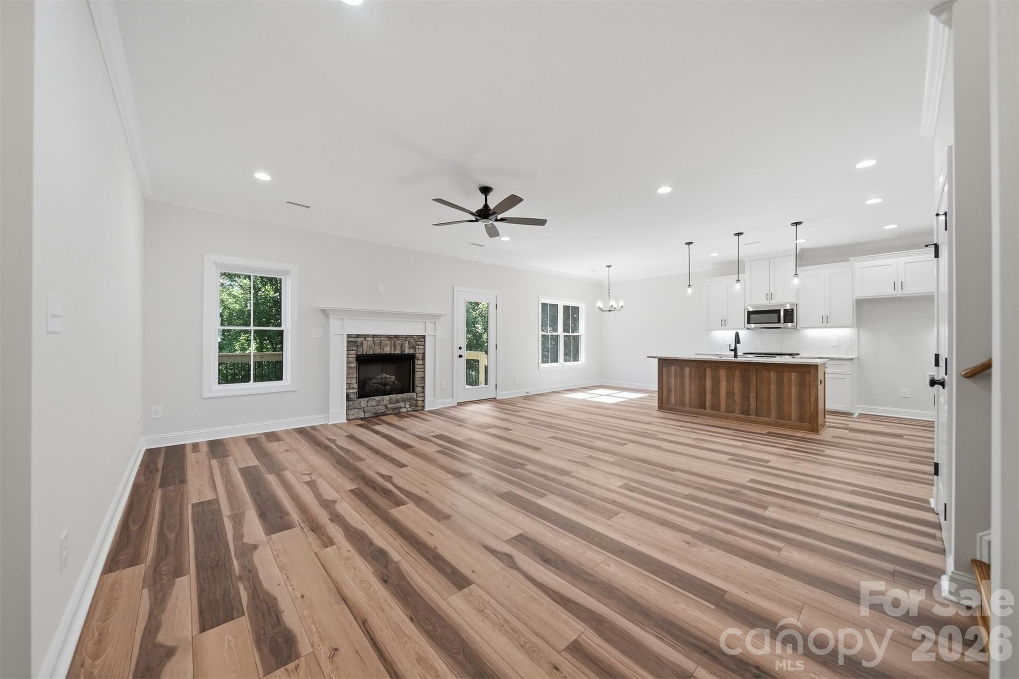 1917 Skyfall Lane — Hickory
