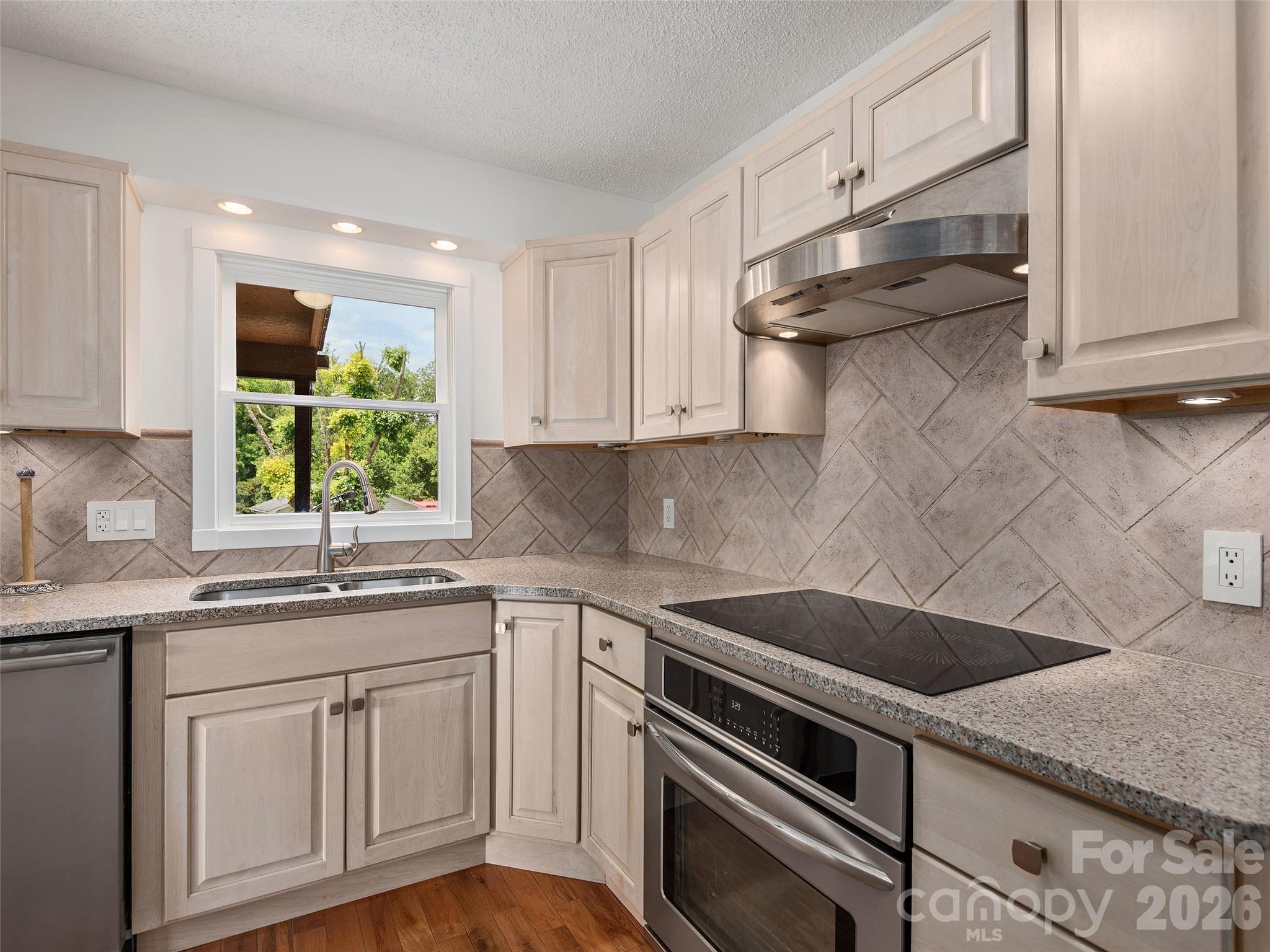 7 Hope Lane — Weaverville