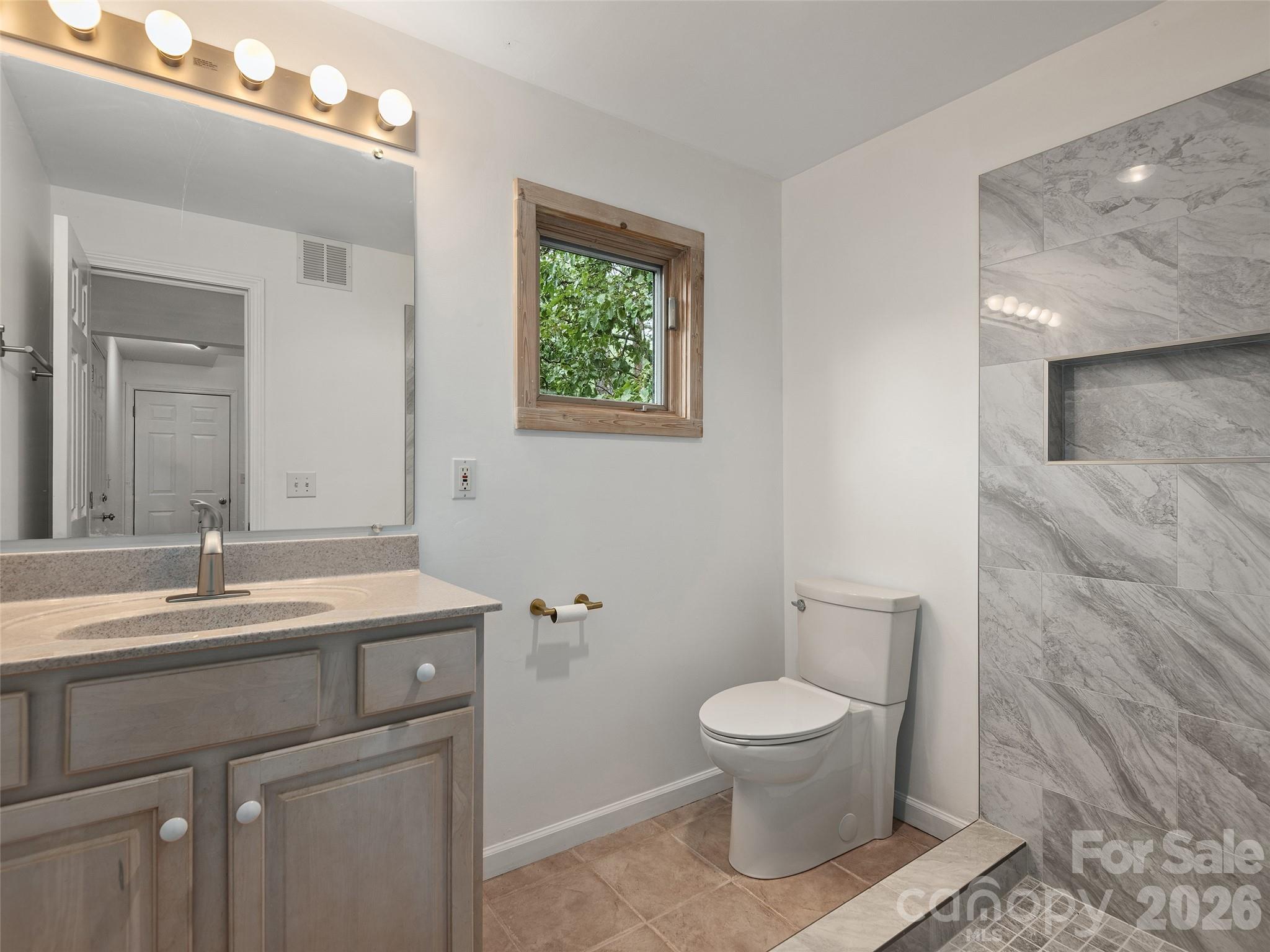 7 Hope Lane — Weaverville