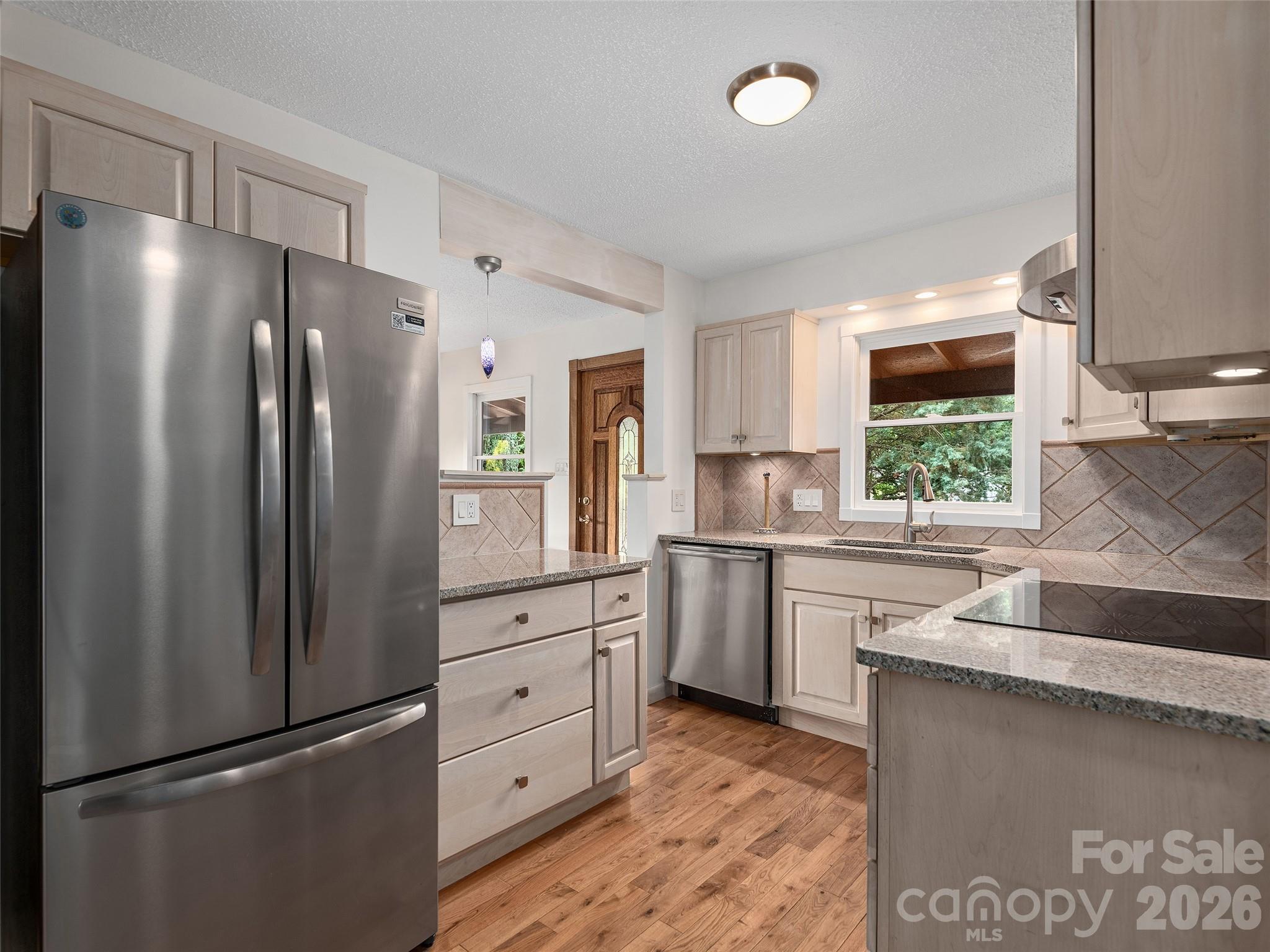 7 Hope Lane — Weaverville