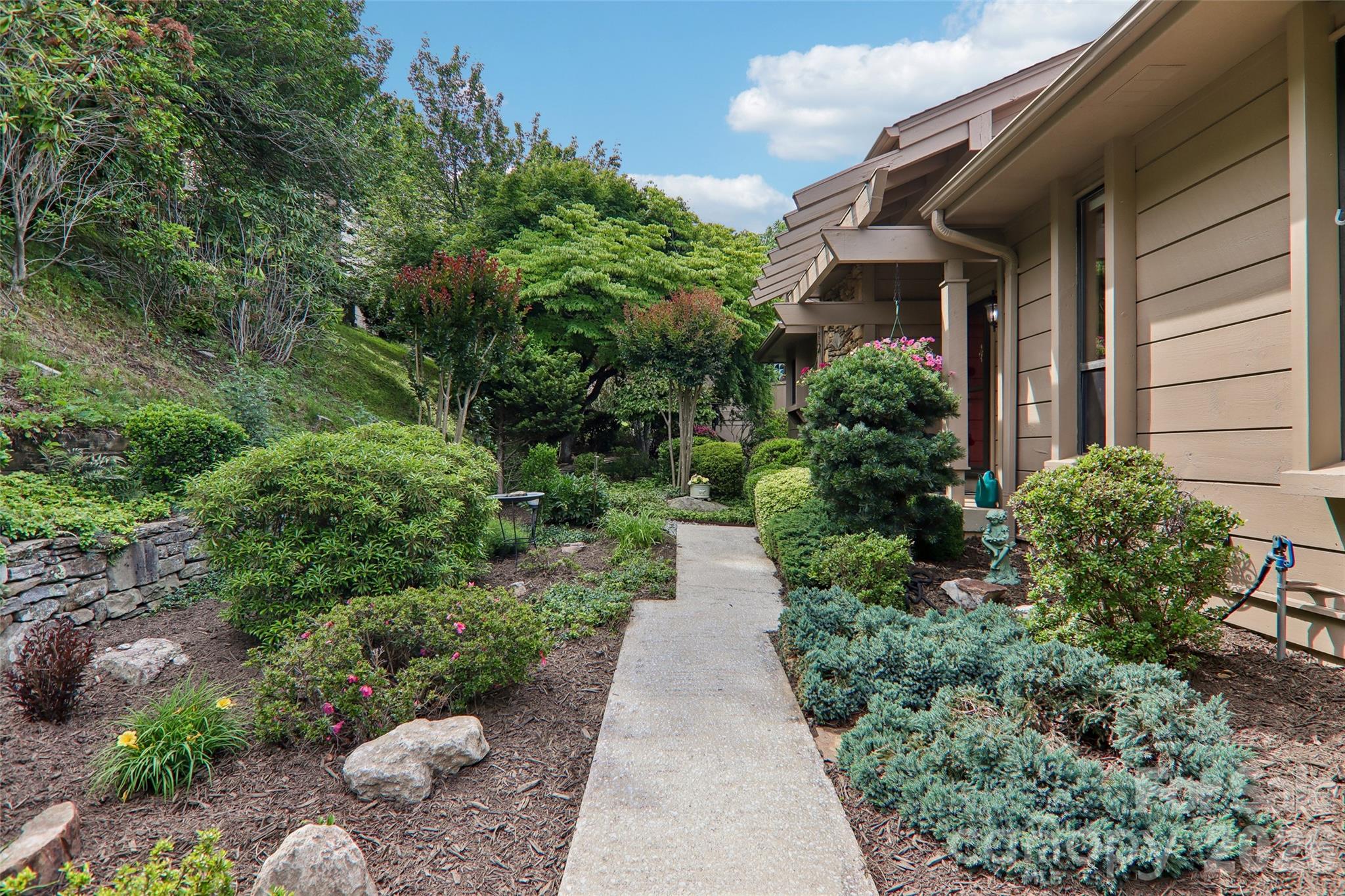 138 Woodbridge Drive — Laurel Park