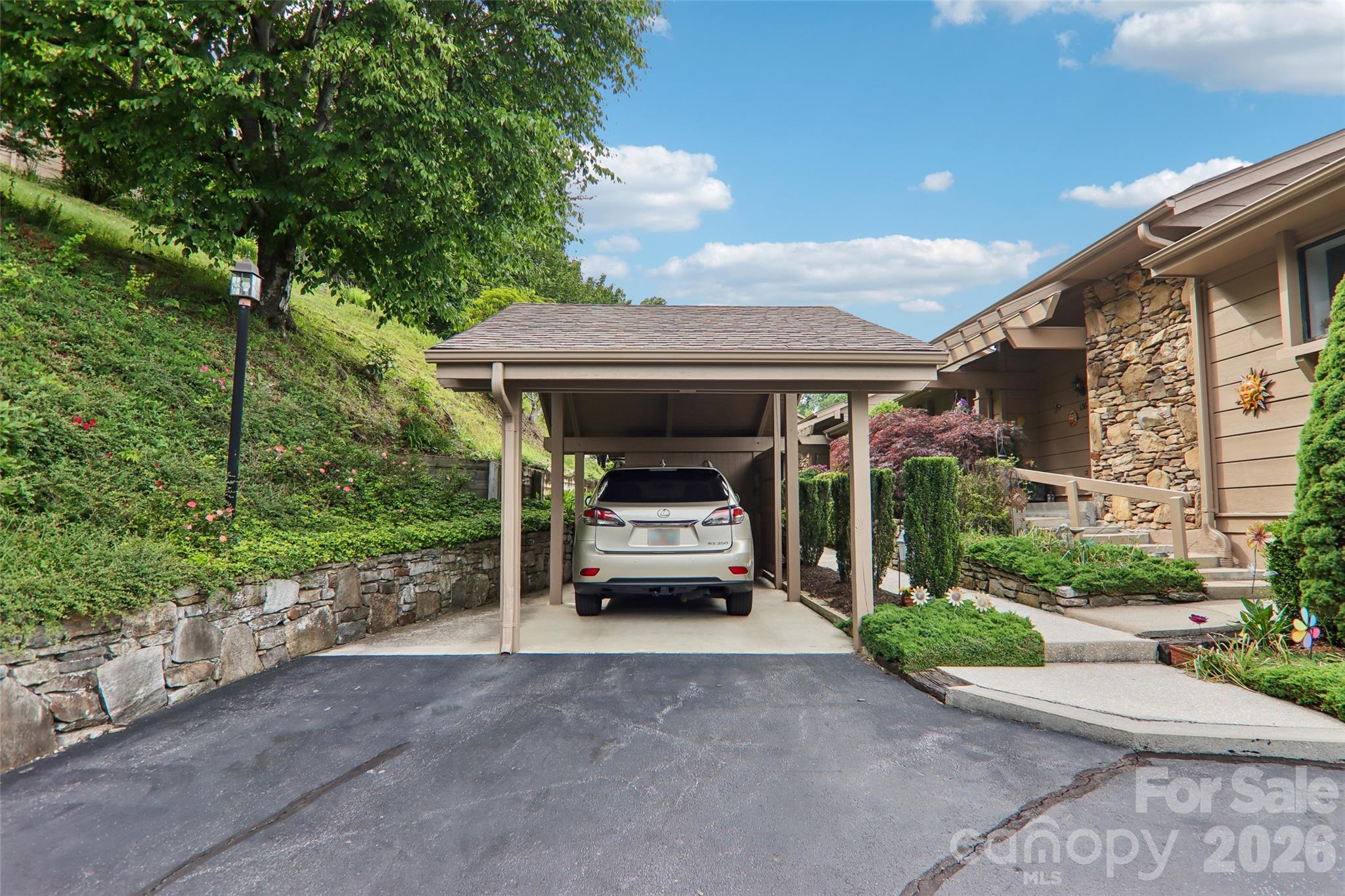 138 Woodbridge Drive — Laurel Park