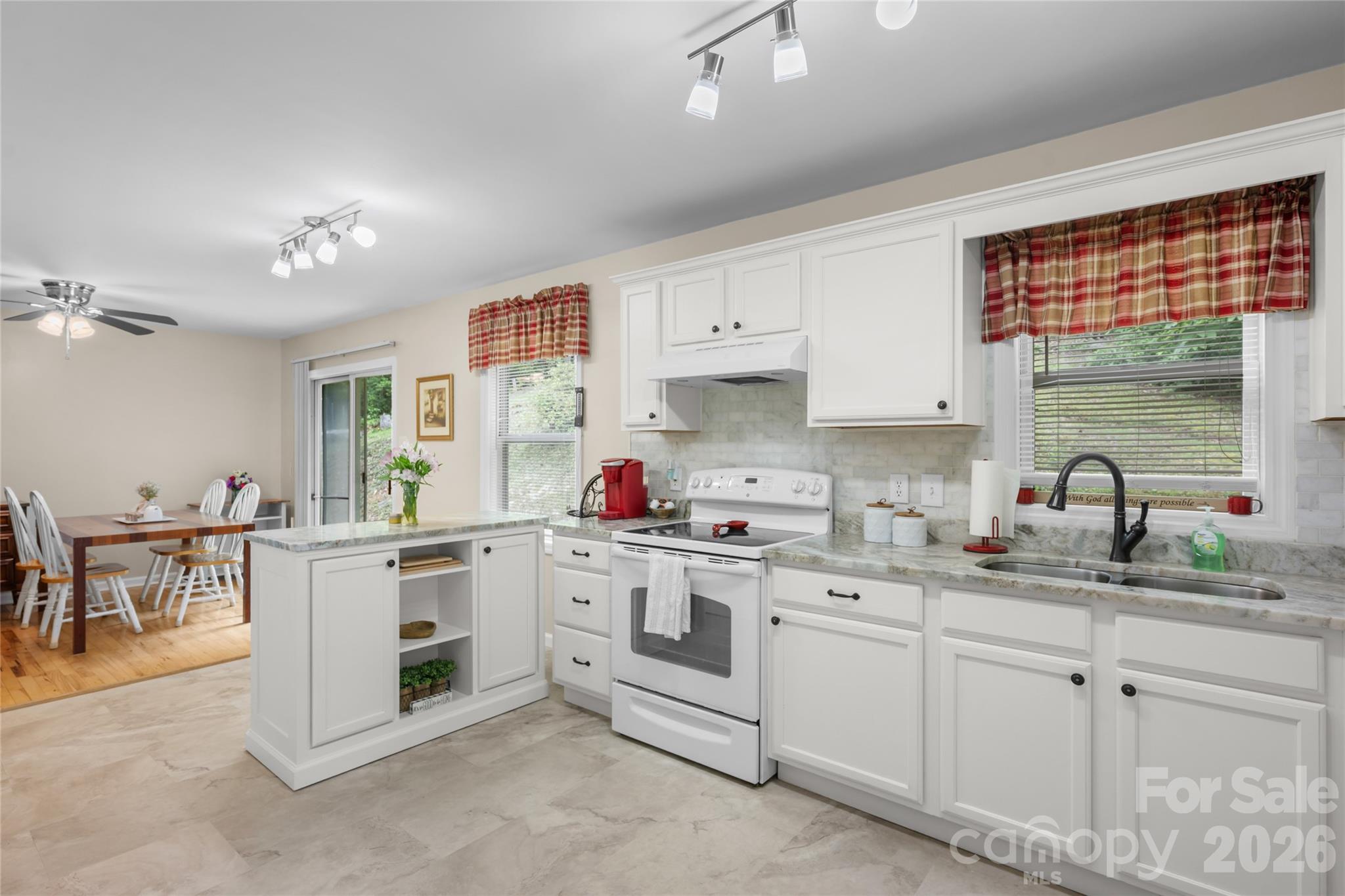 125 Round Mountain Road — Brevard
