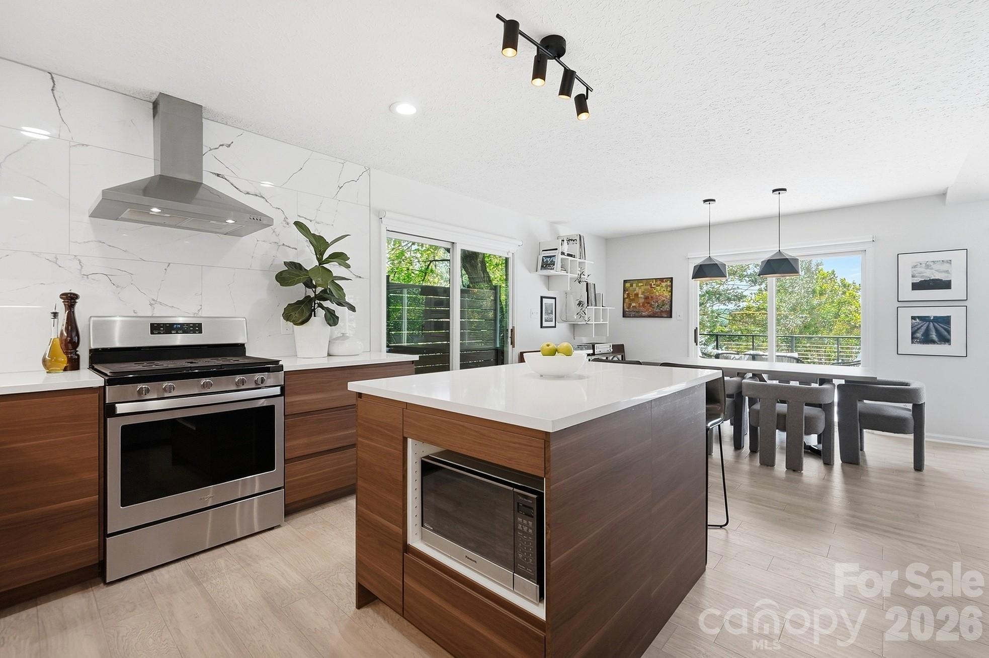 31002 Executive Point — Tega Cay
