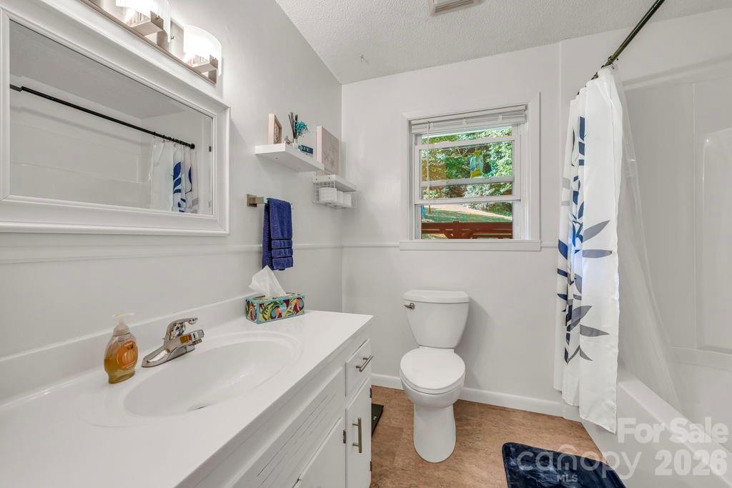 644 Valley Road — Spruce Pine