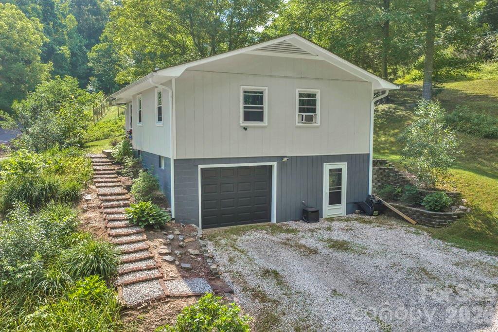 644 Valley Road — Spruce Pine