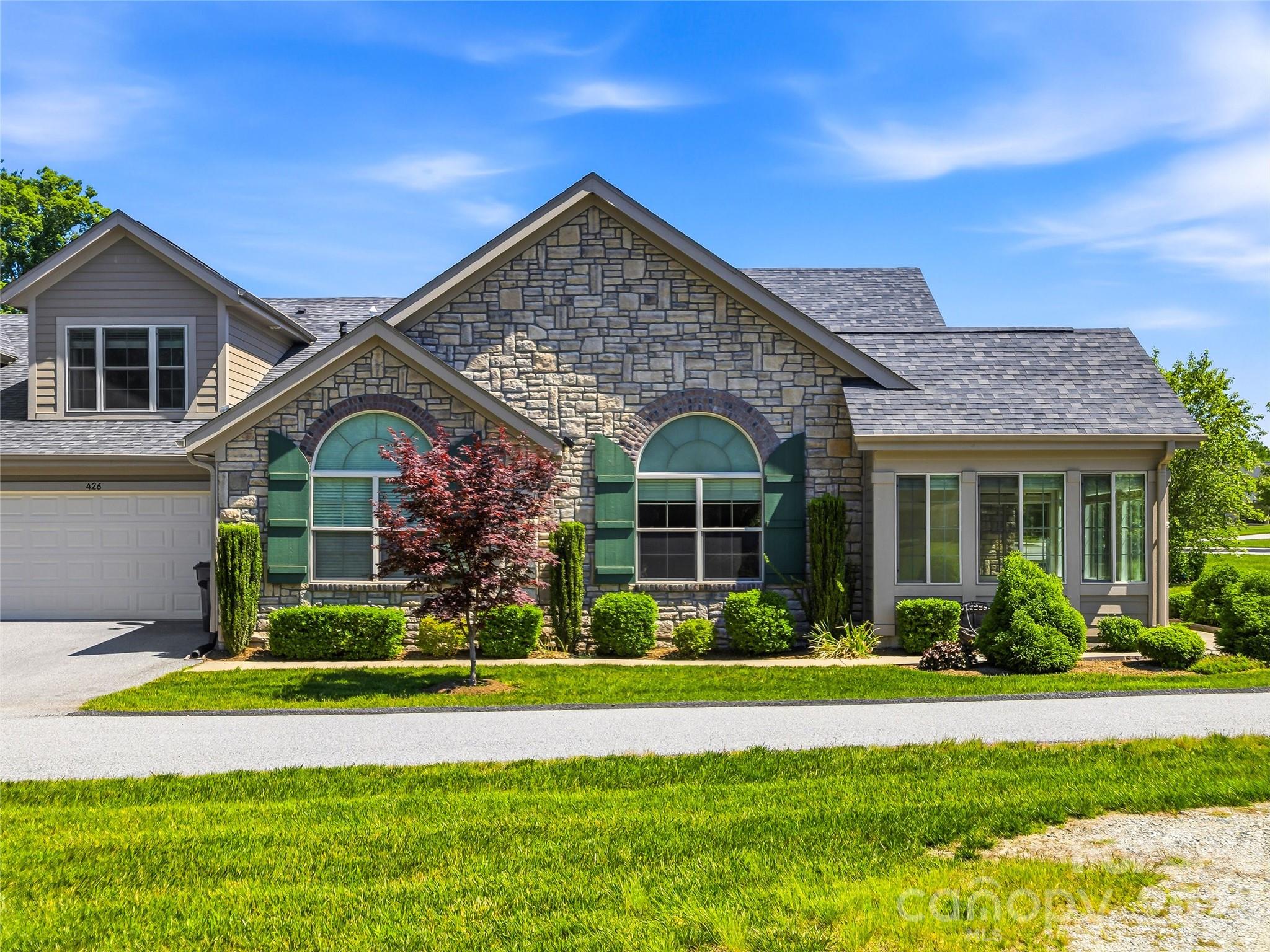 426 Summerfield Place — Flat Rock