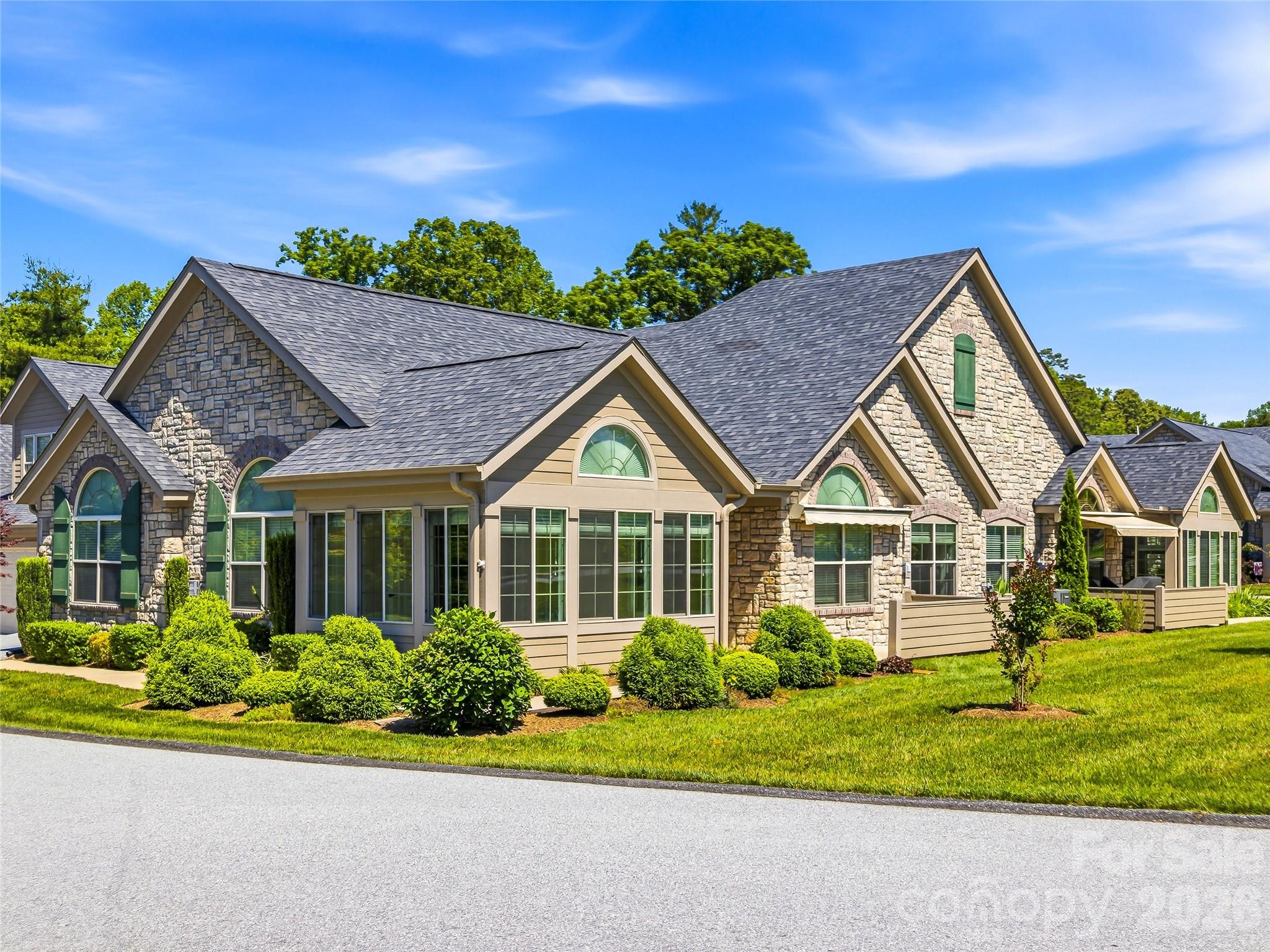426 Summerfield Place — Flat Rock