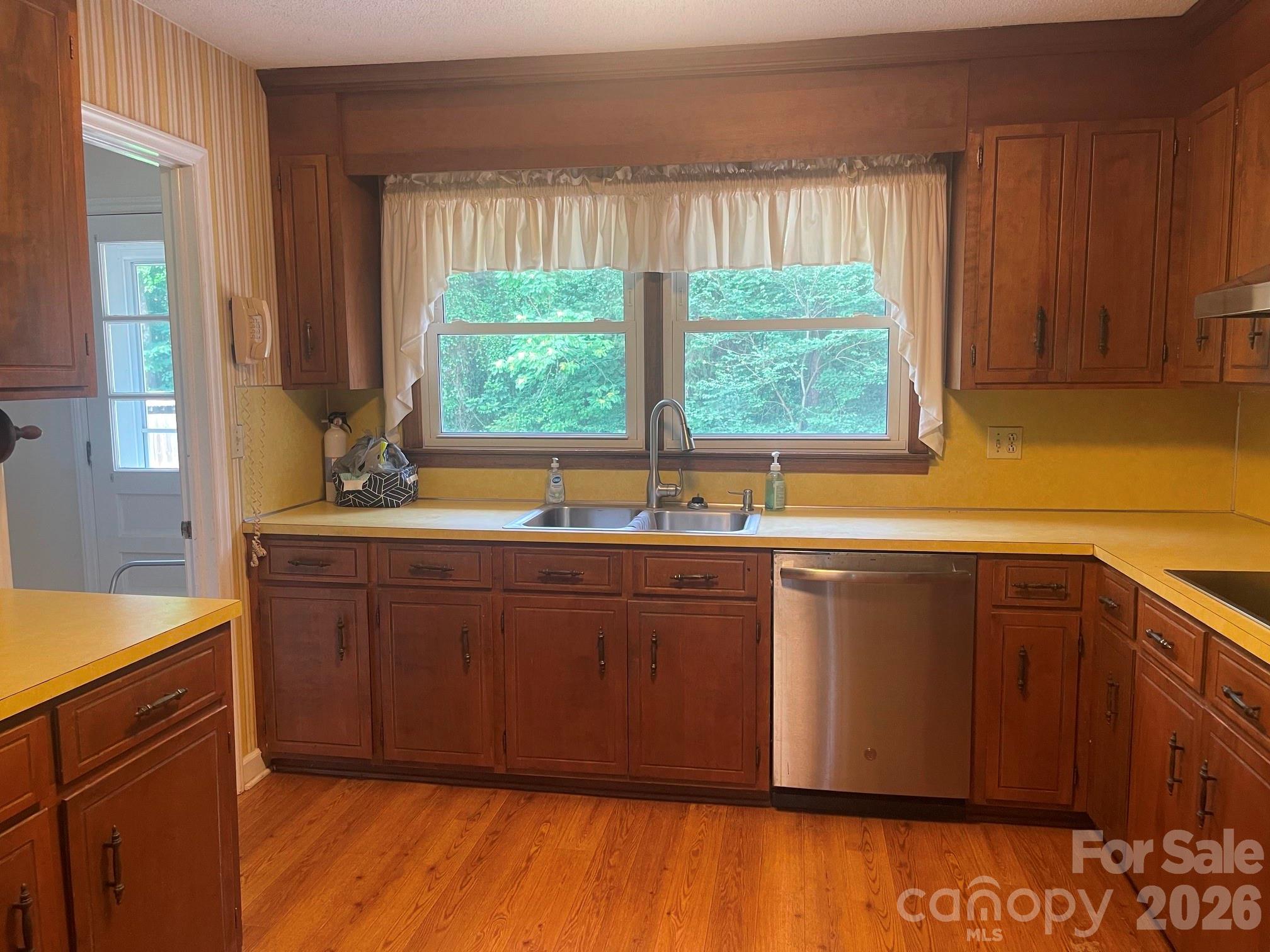 8806 Crestwood Drive — Mount Pleasant