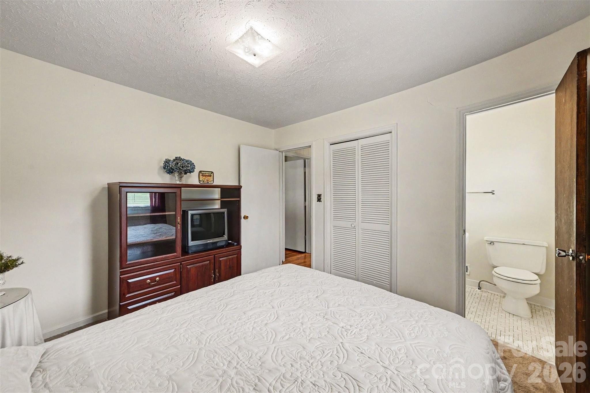 5111 Hawthorne Lane — Shelby