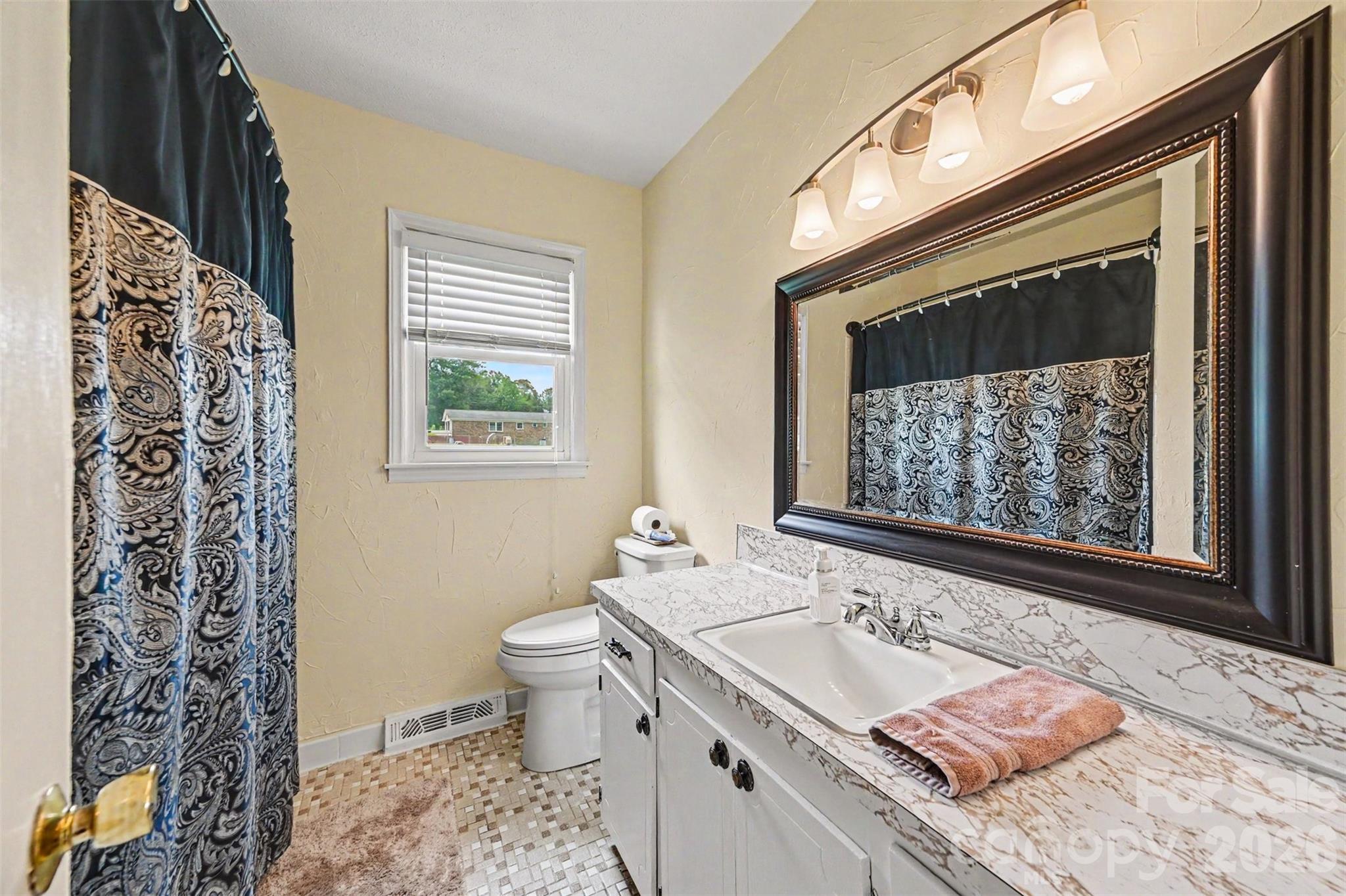5111 Hawthorne Lane — Shelby