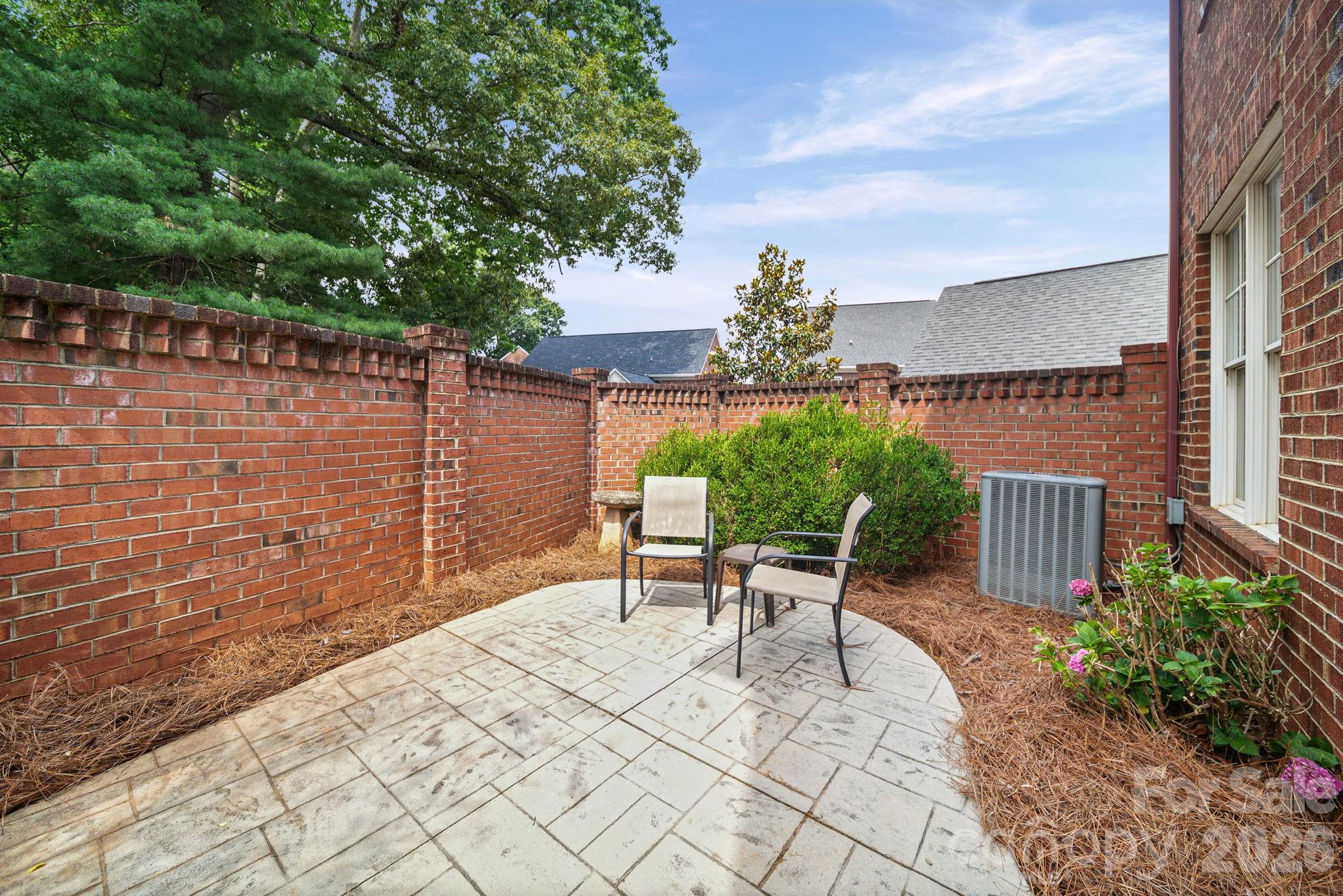 718 Kingsley Way — Belmont