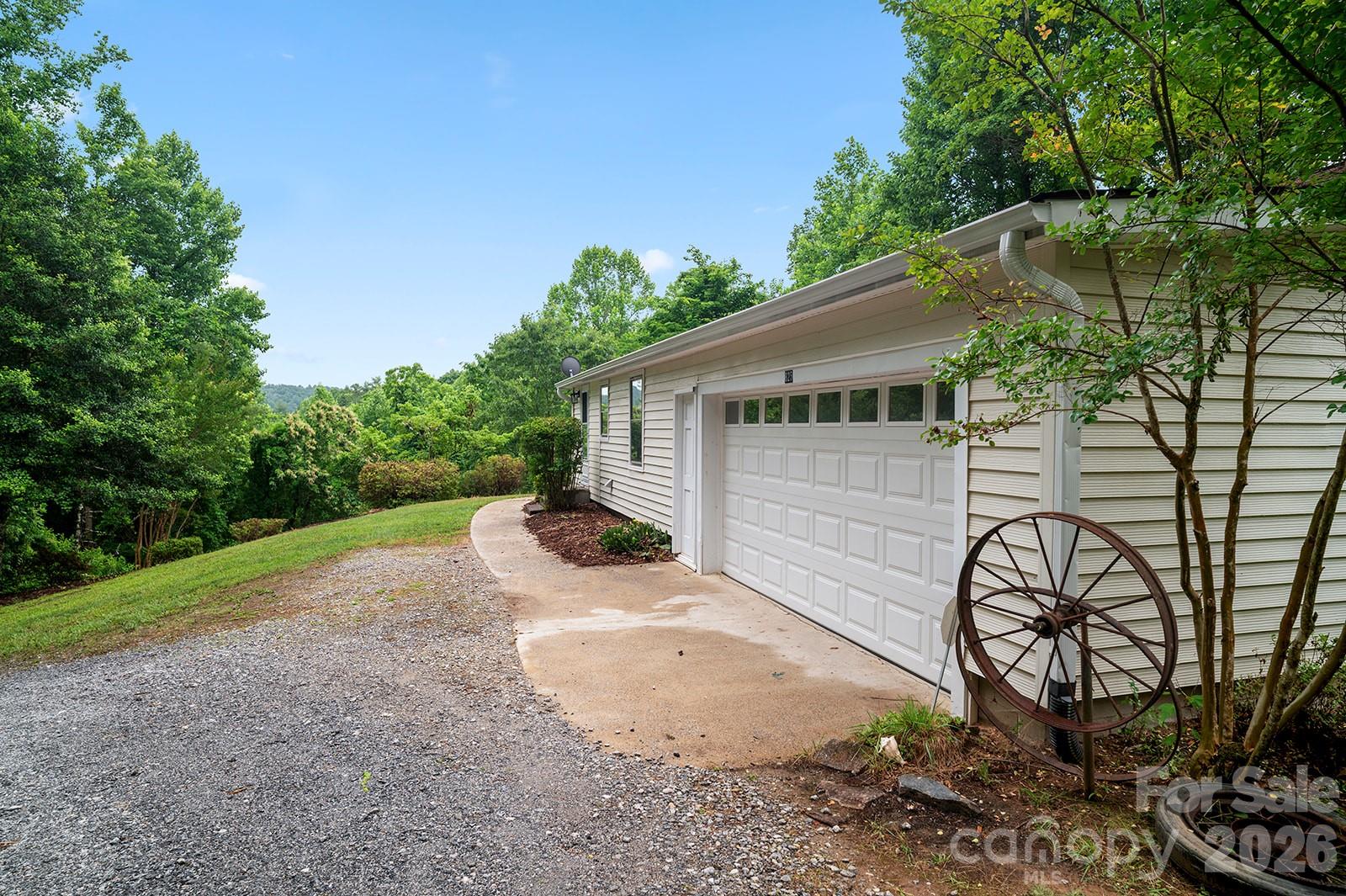 825 Gallimore Road — Flat Rock