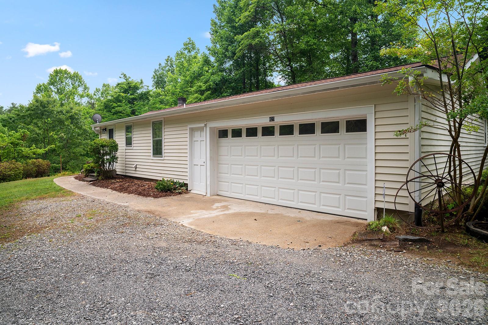 825 Gallimore Road — Flat Rock