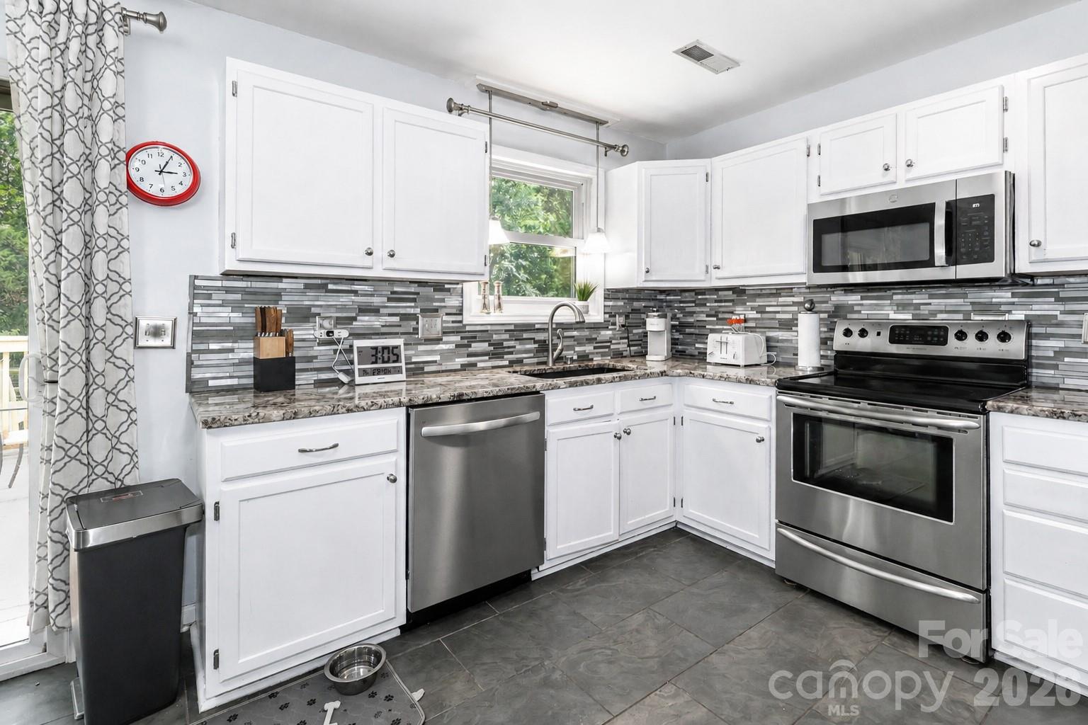 105 Lake Top Lane — Statesville