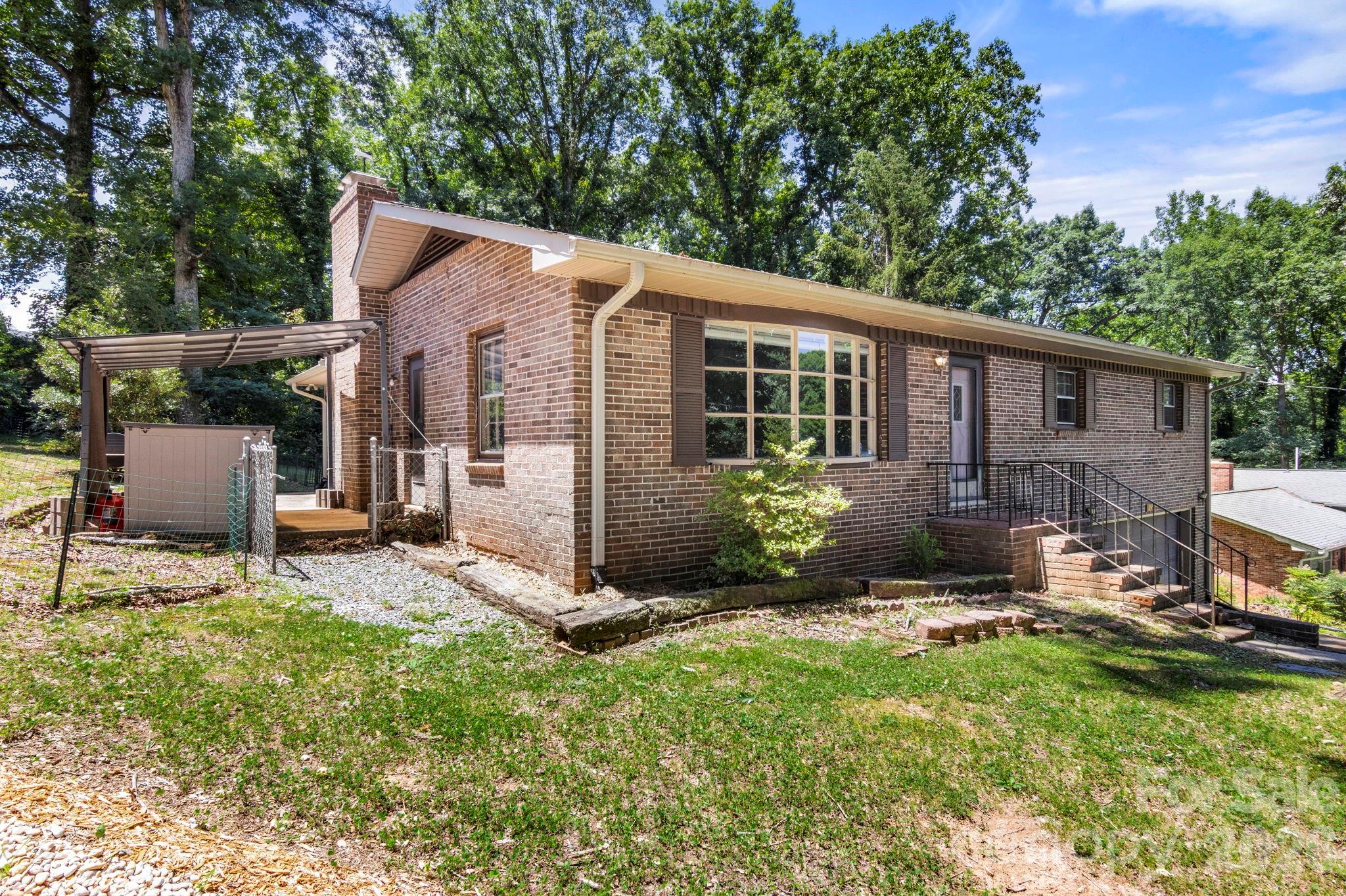 2951 7th Street Drive NE — Hickory